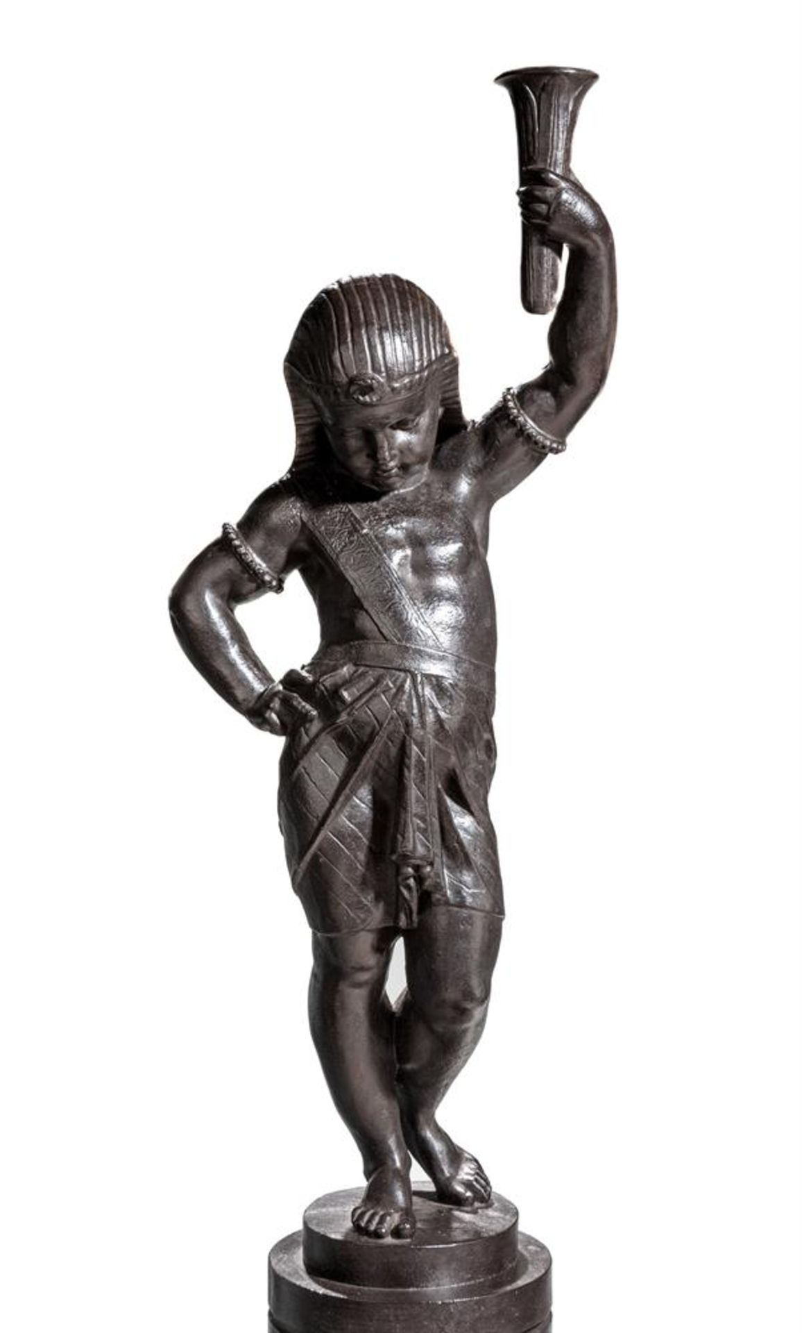 A PATINATED CAST IRON FIGURE OF AN EGYPTIAN CHILD, LATE 19TH CENTURY - Bild 2 aus 8