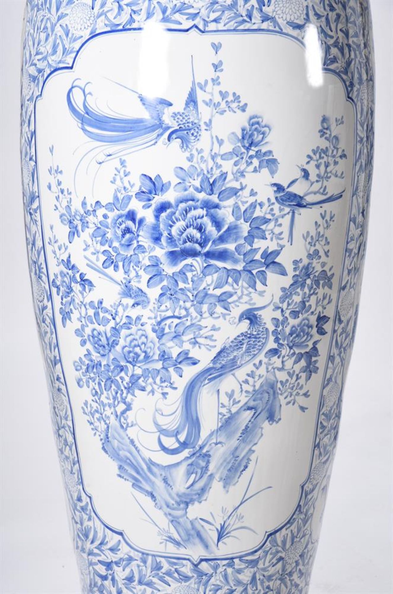 A PAIR OF MASSIVE BLUE AND WHITE PORCELAIN VASES, IN CHINESE STYLE, OF RECENT MANUFACTURE - Image 5 of 8