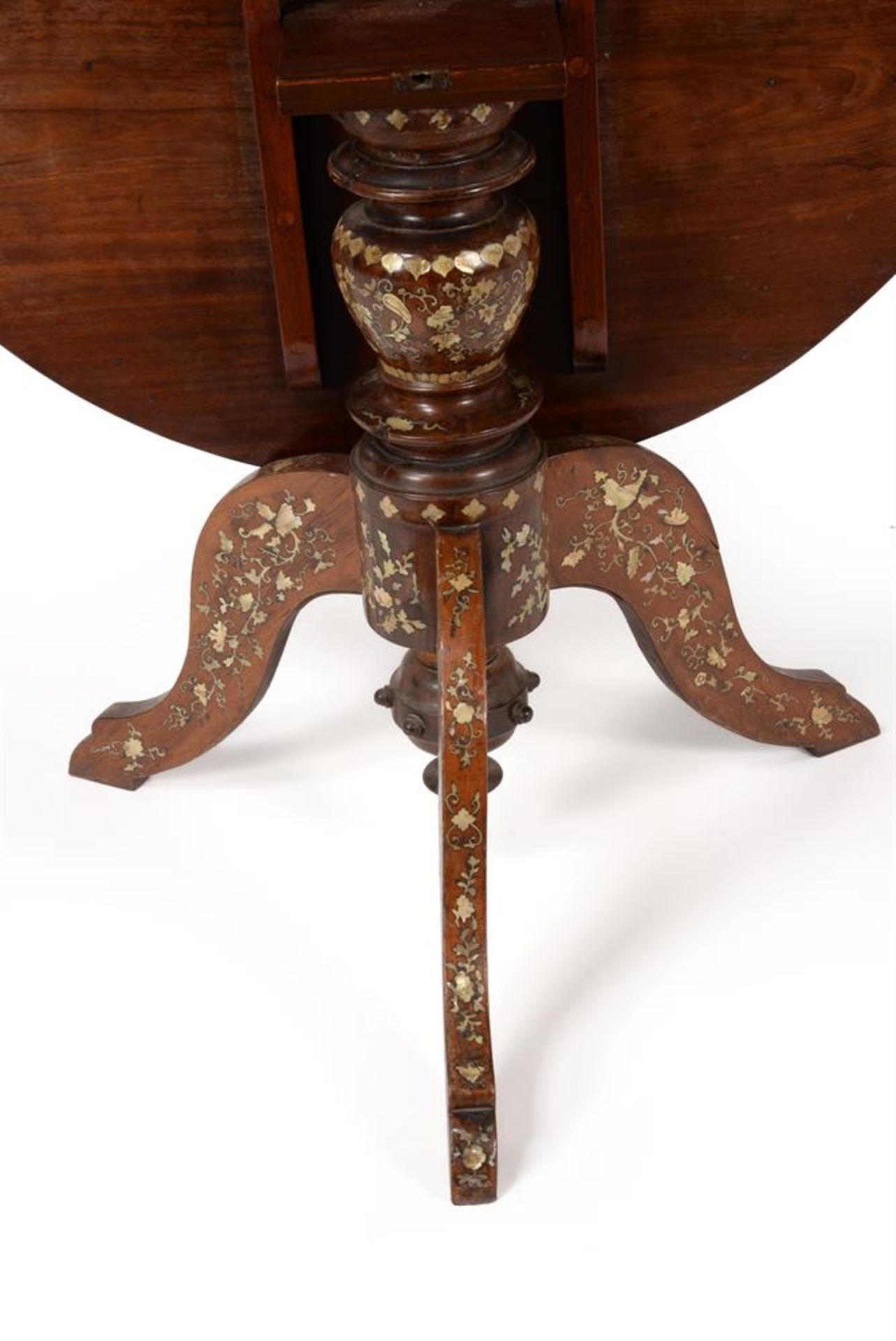 Y A CHINESE EXPORT EXOTIC HARDWOOD AND MOTHER-OF-PEARL TRIPOD TABLE, 19TH CENTURY - Bild 3 aus 15