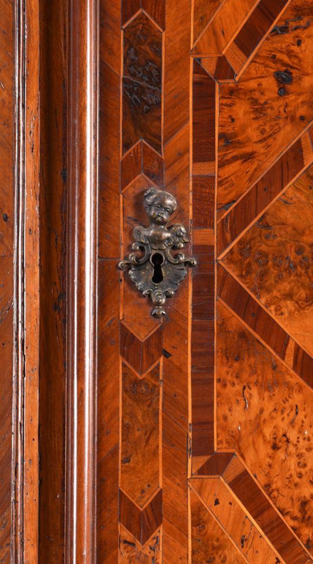 A SWISS WALNUT, BURR WALNUT AND FRUITWOOD BREAKFRONT SIDE CABINET, THIRD QUARTER 18TH CENTURY - Bild 5 aus 6