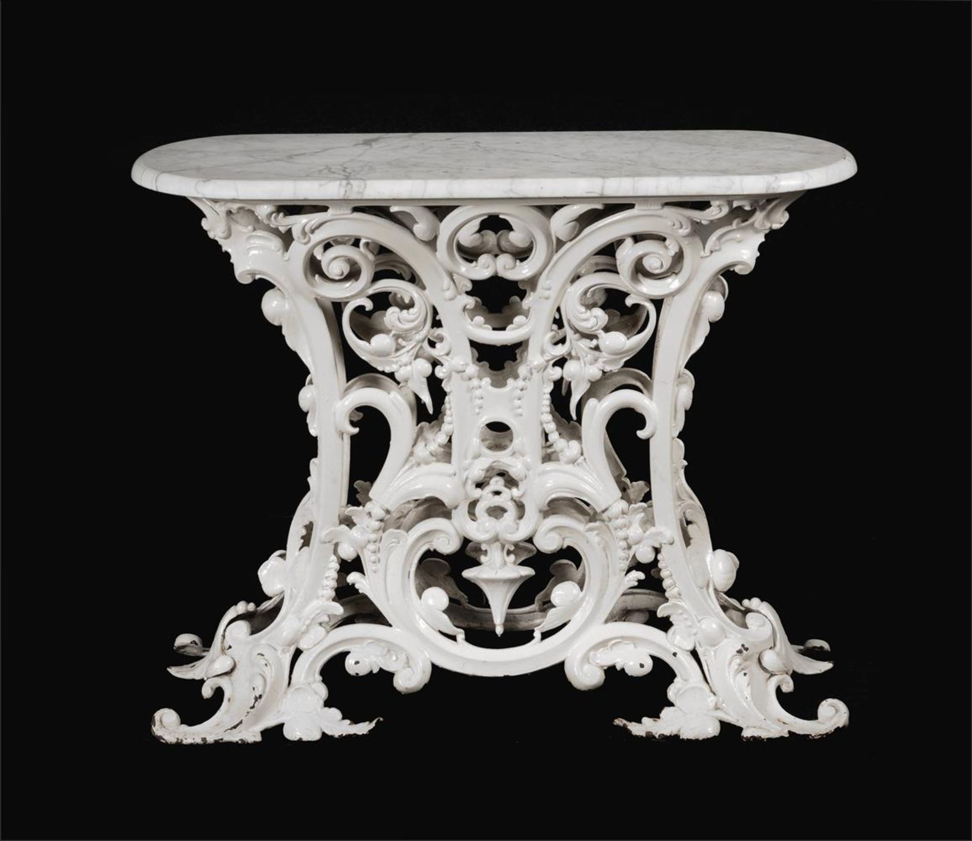 A PAIR OF WHITE PAINTED WROUGHT IRON TABLES IN THE MANNER OF YATES OF ROTHERHAM - Bild 3 aus 7