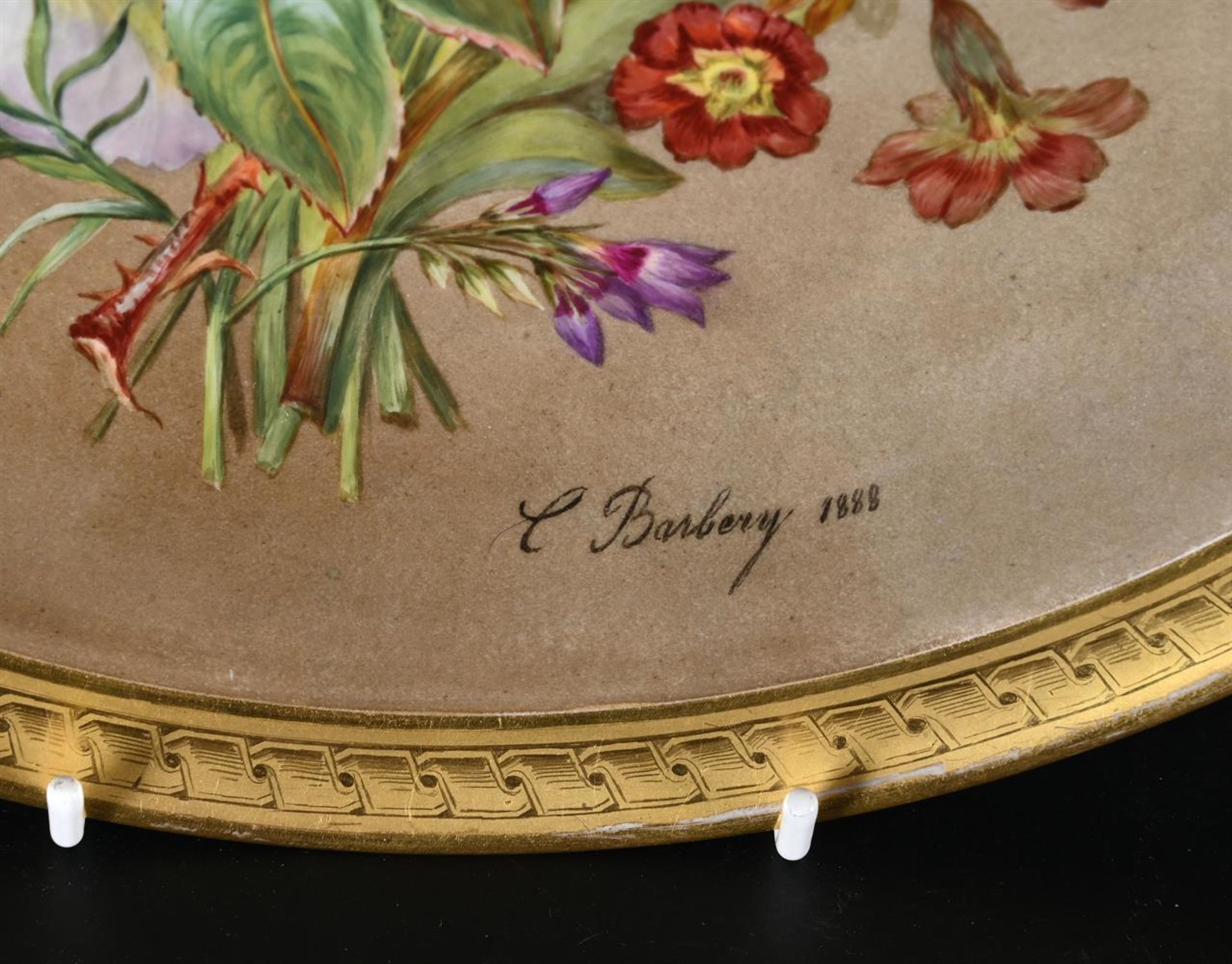 A PAIR OF SEVRES (OUTSIDE DECORATED) PLATES SIGNED AND DATED WITH FLORAL SPRAYS, BY C. BANBERY 1888 - Bild 4 aus 5