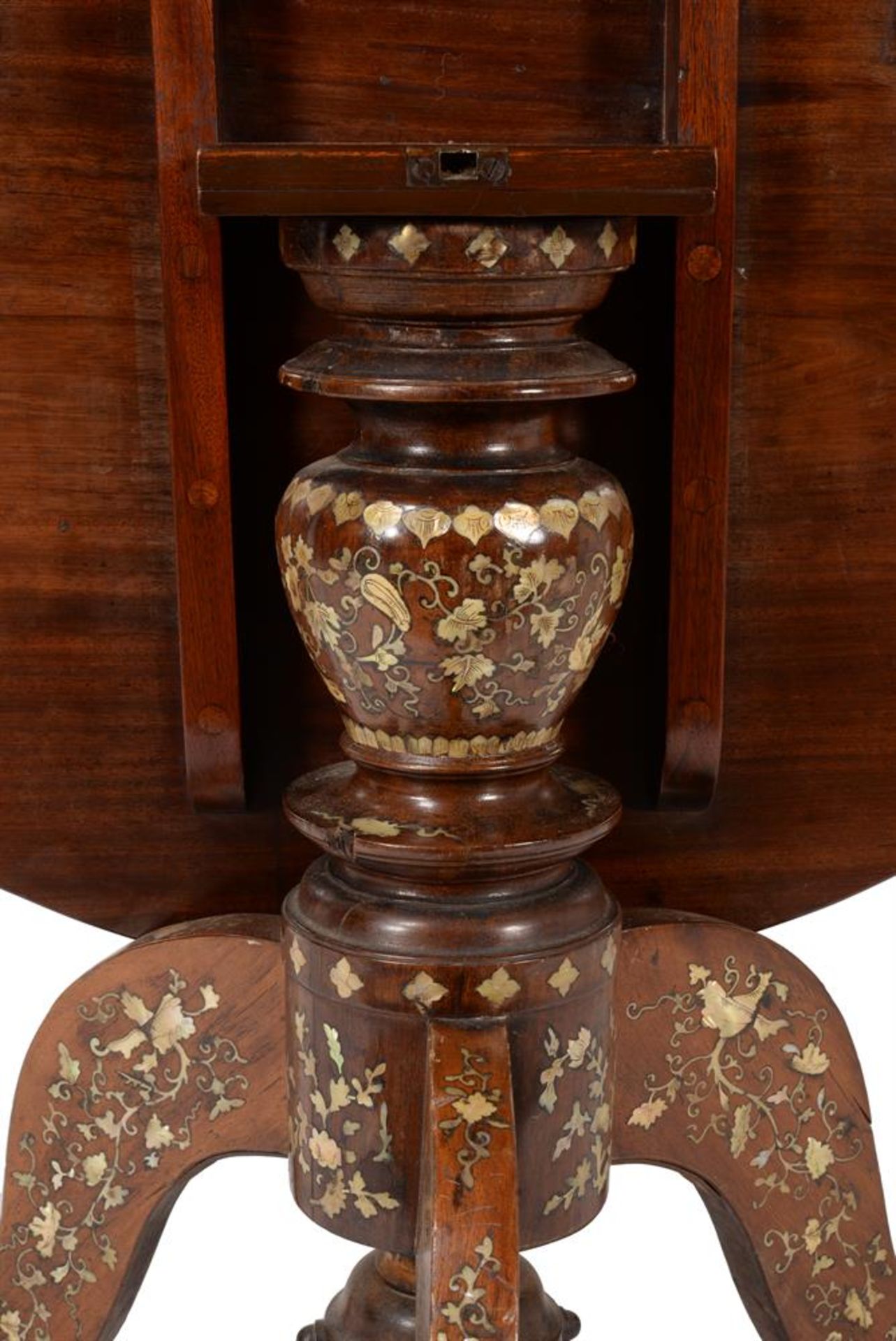 Y A CHINESE EXPORT EXOTIC HARDWOOD AND MOTHER-OF-PEARL TRIPOD TABLE, 19TH CENTURY - Bild 4 aus 15