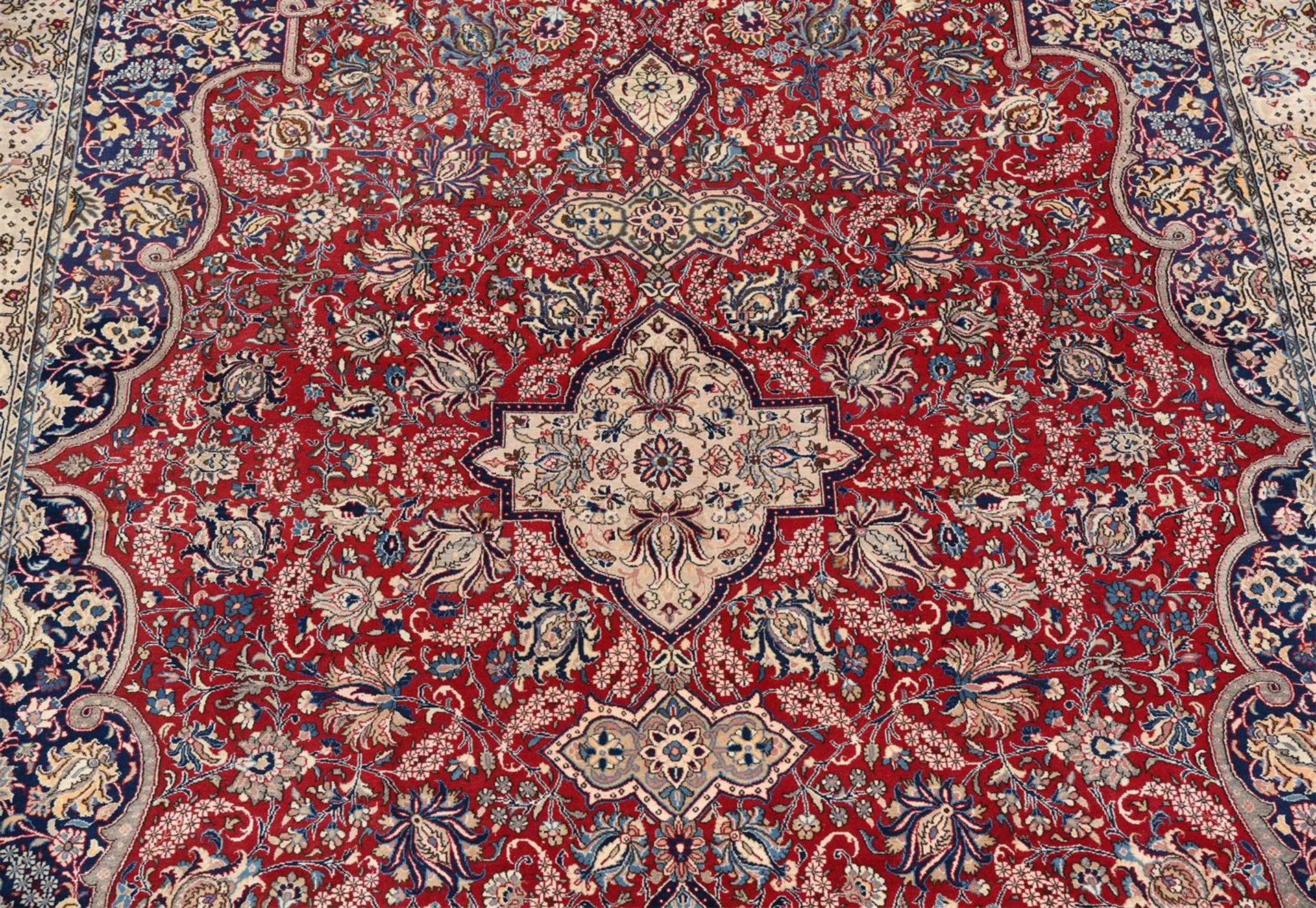 A KASHAN CARPET, approximately 395 x 267cm - Bild 2 aus 3