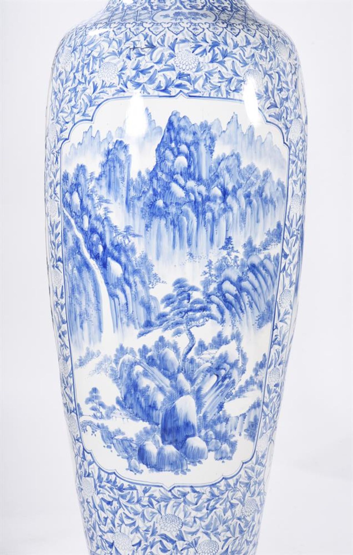 A PAIR OF MASSIVE BLUE AND WHITE PORCELAIN VASES, IN CHINESE STYLE, OF RECENT MANUFACTURE - Image 8 of 8