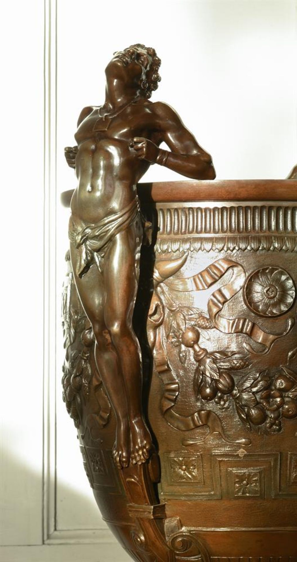 A LARGE BRONZE NEOCLASSICAL URN, THE 'VASE ECLAVES', LATE 19TH CENTURY - Bild 9 aus 9
