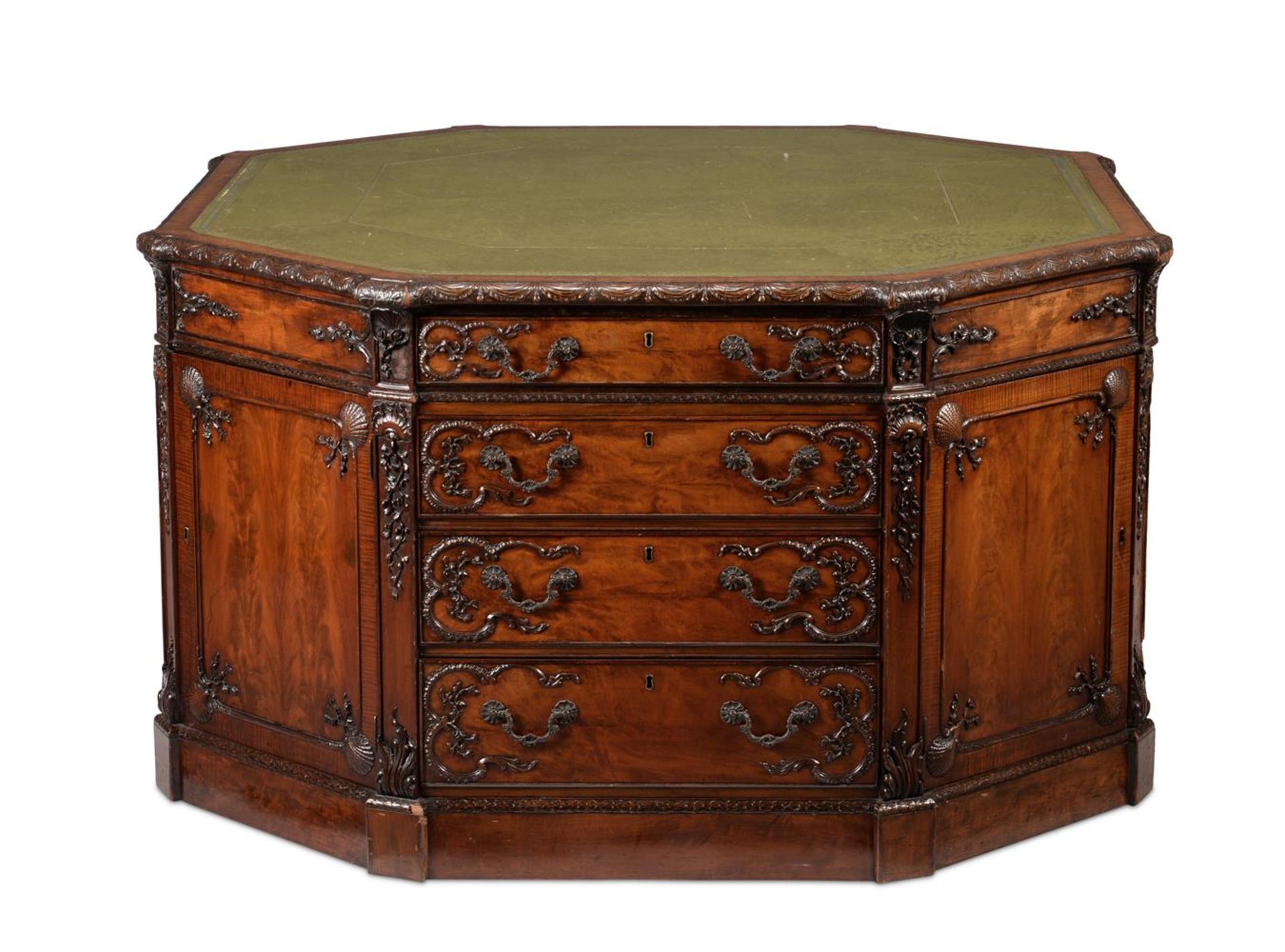 A MAHOGANY OCTAGONAL PARTNER'S DESK, IN THE MANNER OF THOMAS CHIPPENDALE, CIRCA 1900 - Bild 2 aus 8