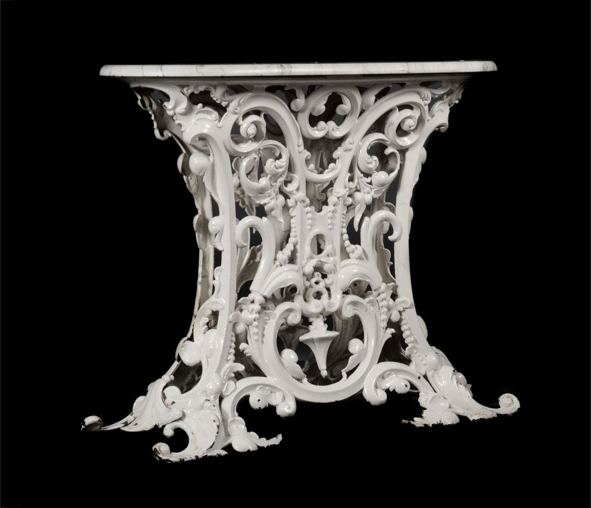 A PAIR OF WHITE PAINTED WROUGHT IRON TABLES IN THE MANNER OF YATES OF ROTHERHAM - Bild 4 aus 7