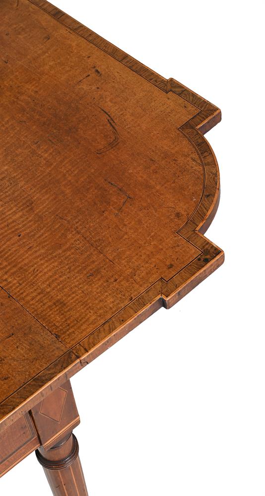 Y A GEORGE III 'FIDDLE BACK' MAHOGANY, ROSEWOOD CROSSBANDED AND LINE INLAID PEMBROKE TABLE, CIRCA 17 - Image 5 of 5