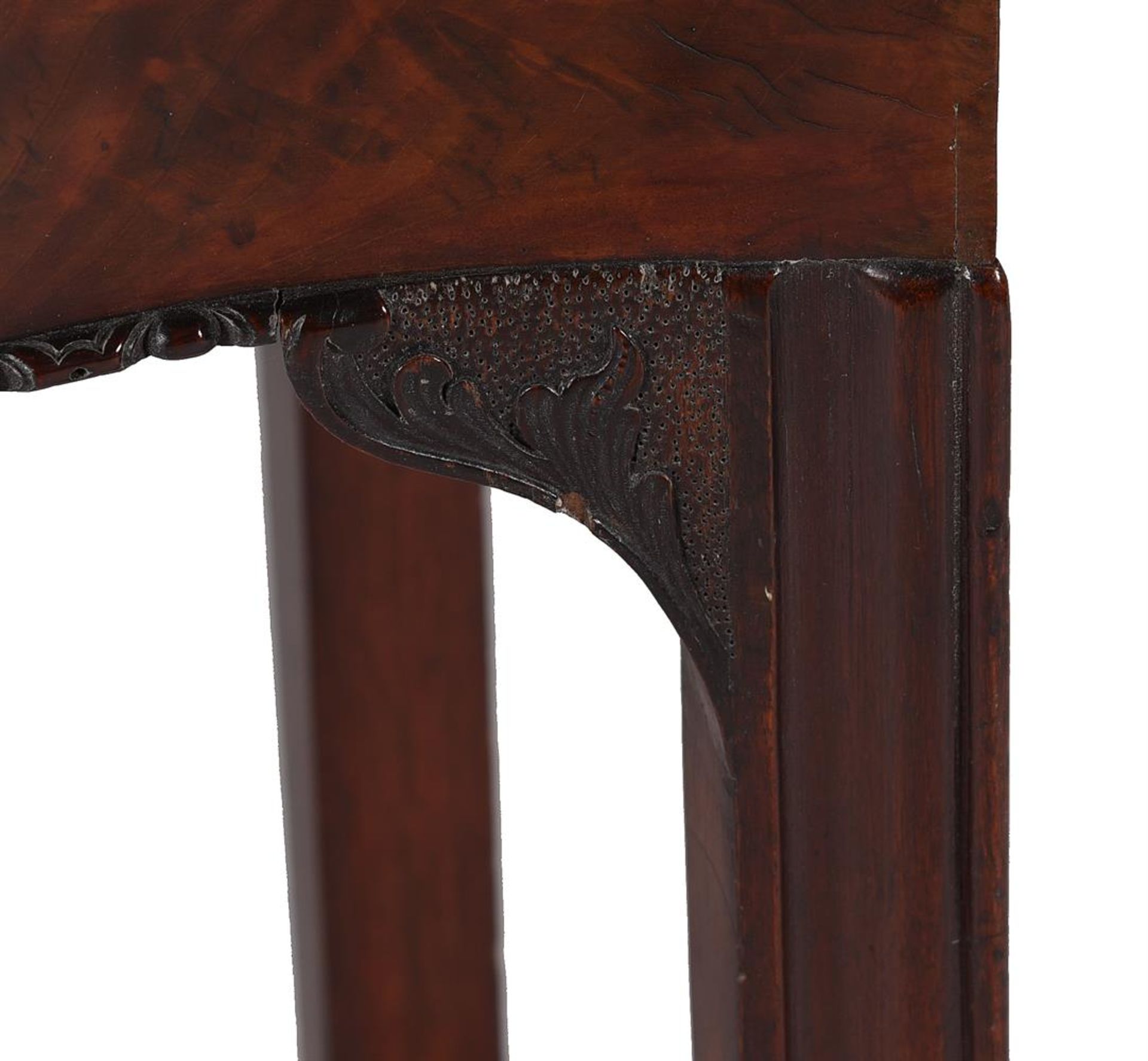 A GEORGE III MAHOGANY TEA TABLE, IN THE MANNER OF THOMAS CHIPPENDALE, LAST QUARTER 18TH CENTURY - Bild 4 aus 4