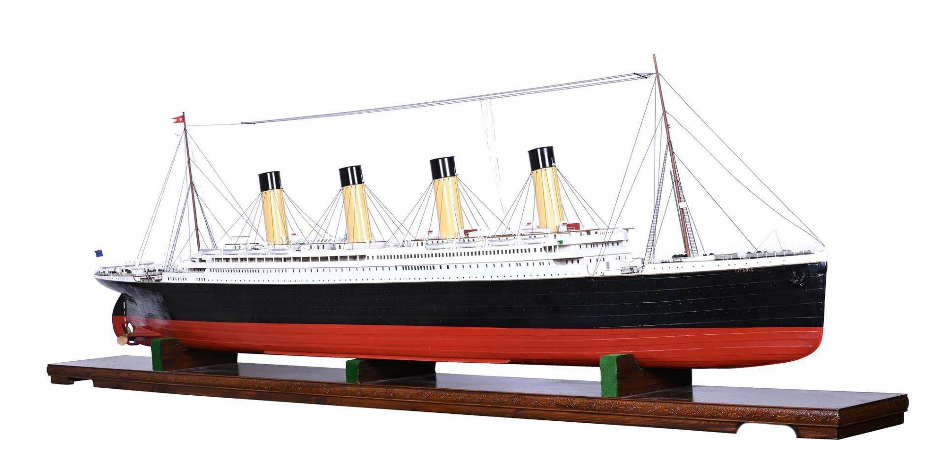 A LARGE SCALE MODEL OF THE WHITE STAR LINE RMS TITANIC, 20TH CENTURY - Bild 2 aus 3