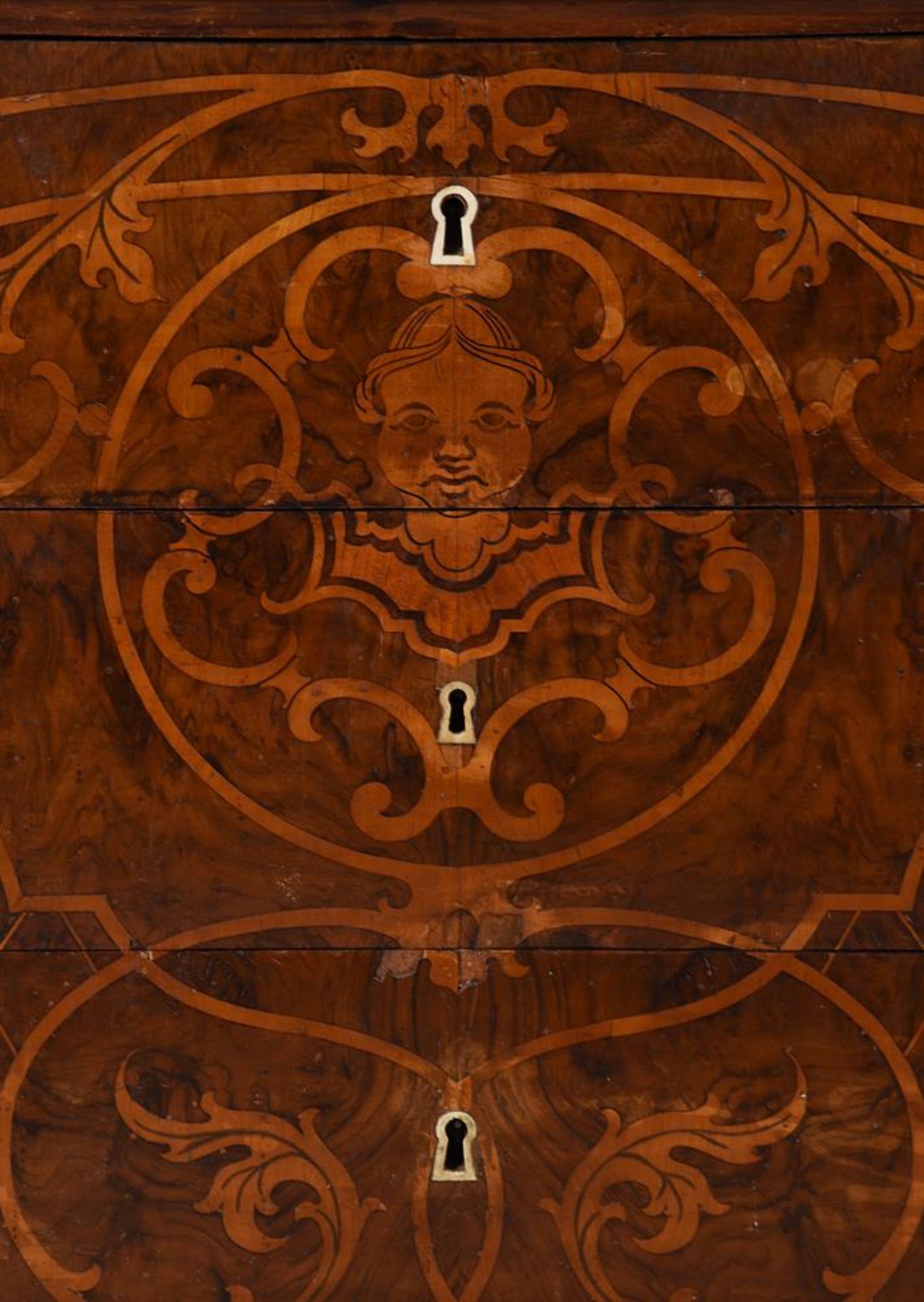 Y A CONTINENTAL WALNUT AND MARQUETRY COMMODE, SECOND HALF 19TH CENTURY - Image 3 of 6