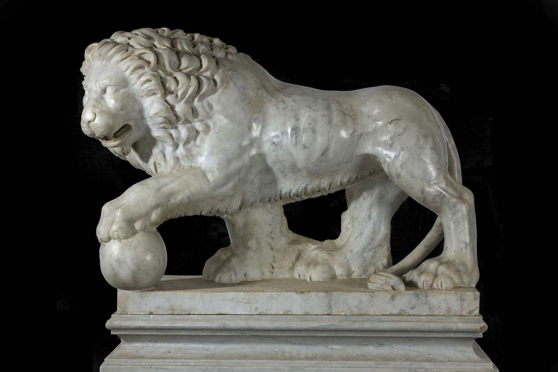 A LARGE PAIR OF CARVED MARBLE 'MEDICI LIONS', IN THE 'GRAND TOUR' MANNER, 20TH CENTURY - Image 9 of 10