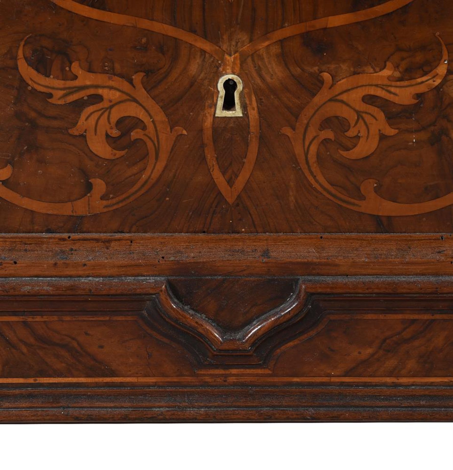 Y A CONTINENTAL WALNUT AND MARQUETRY COMMODE, SECOND HALF 19TH CENTURY - Bild 6 aus 6