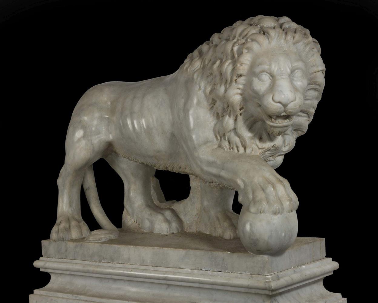 A LARGE PAIR OF CARVED MARBLE 'MEDICI LIONS', IN THE 'GRAND TOUR' MANNER, 20TH CENTURY - Image 8 of 10