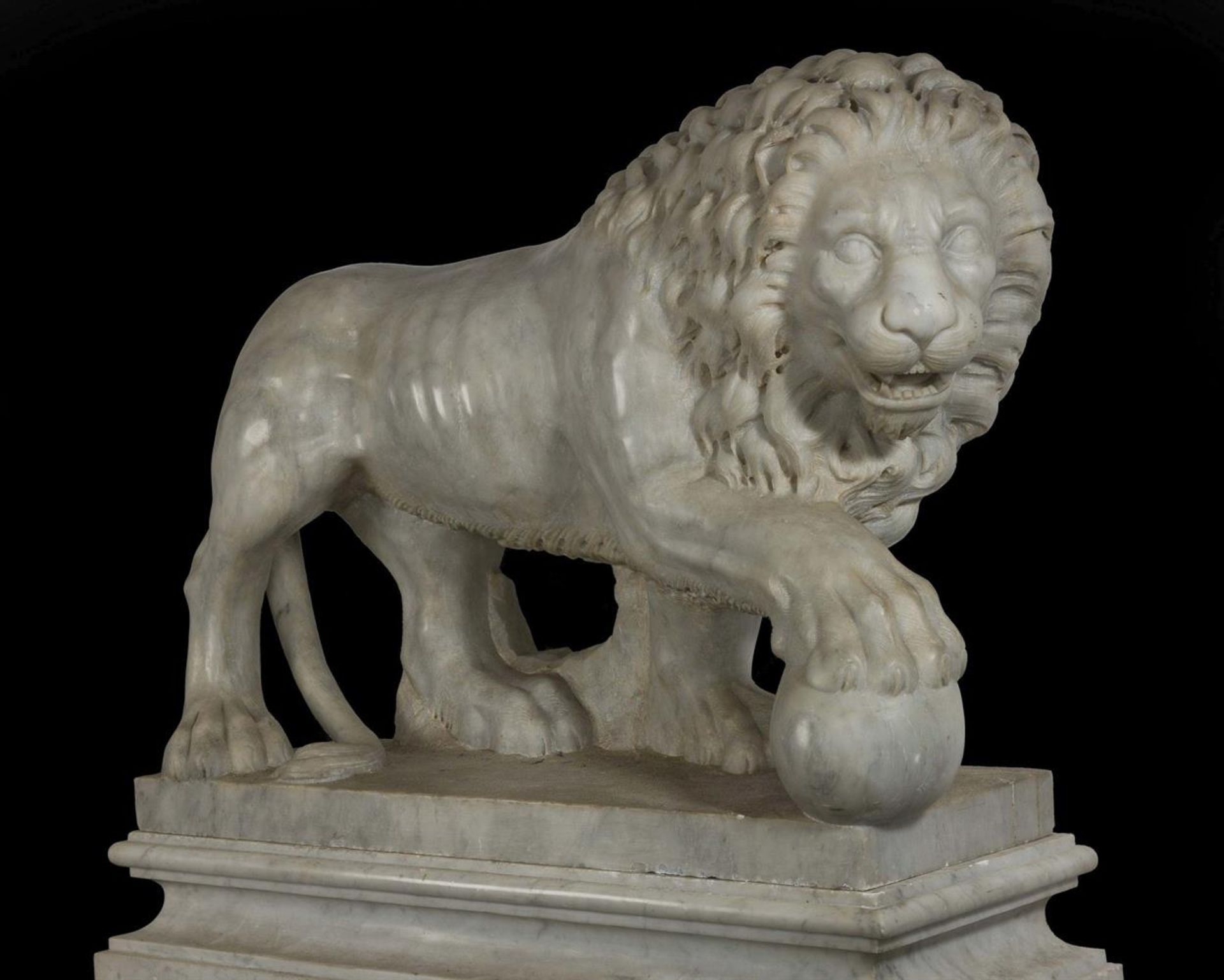 A LARGE PAIR OF CARVED MARBLE 'MEDICI LIONS', IN THE 'GRAND TOUR' MANNER, 20TH CENTURY - Bild 8 aus 10