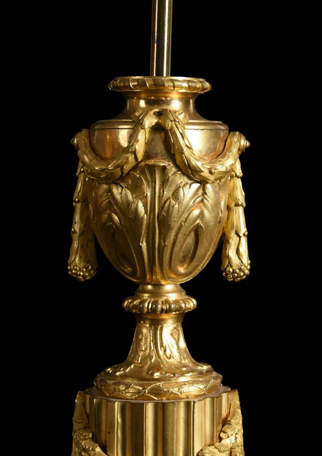 A PAIR OF GILT BRONZE AND MARBLE CLASSICAL URN TABLE LAMPS, FRENCH, 19TH CENTURY - Image 3 of 6