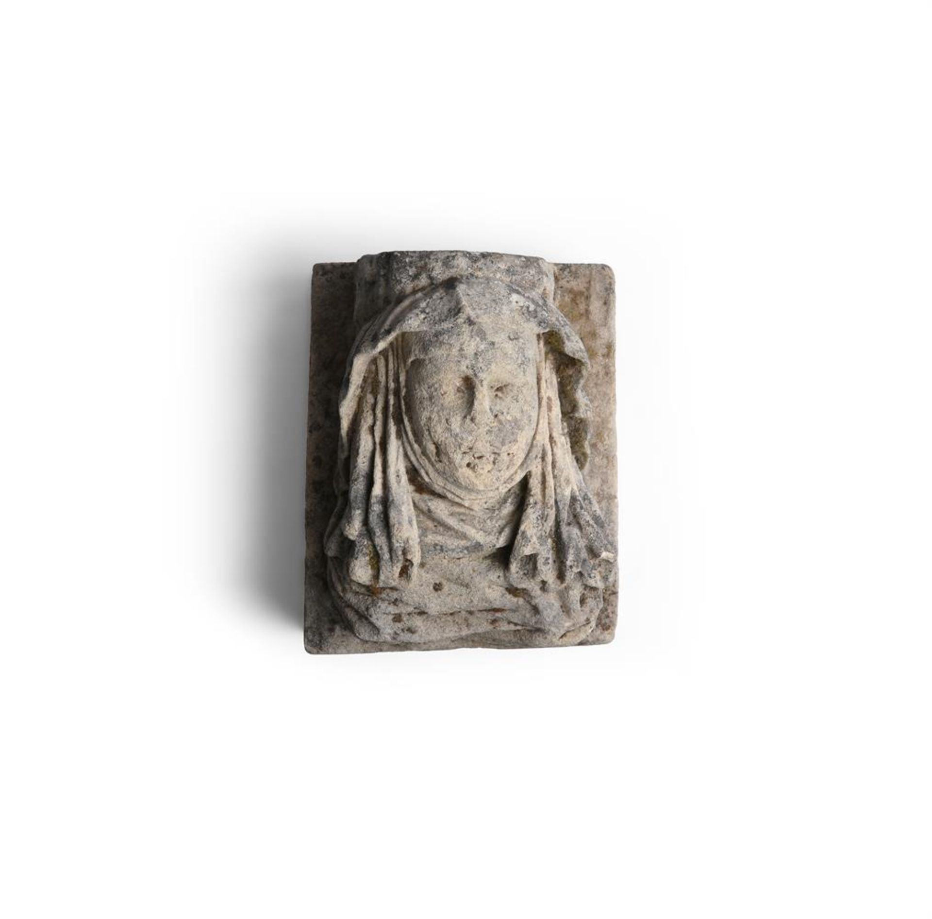 A LATE MEDIEVAL ENGLISH STONE PORTRAIT CORBEL, PROBABLY 15TH CENTURY - Bild 2 aus 4