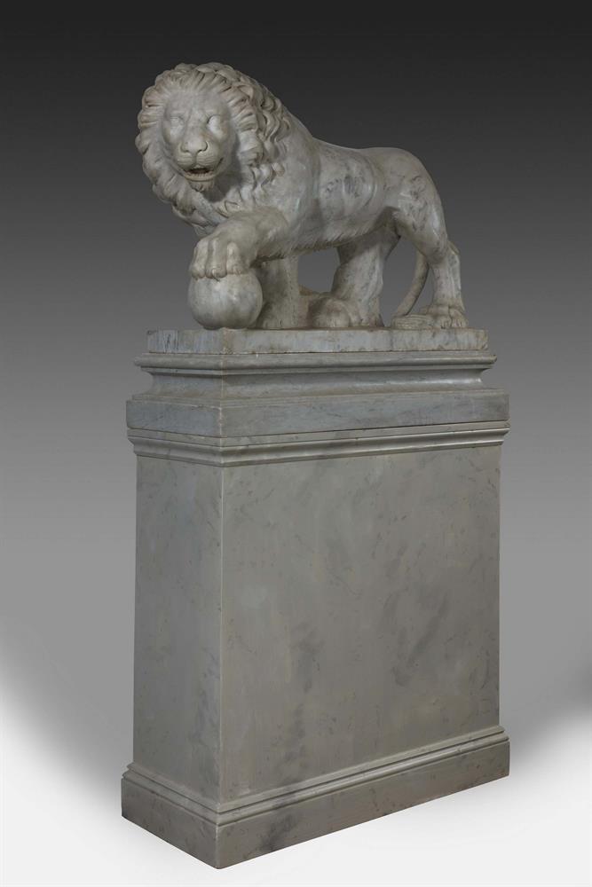 A LARGE PAIR OF CARVED MARBLE 'MEDICI LIONS', IN THE 'GRAND TOUR' MANNER, 20TH CENTURY - Image 5 of 10