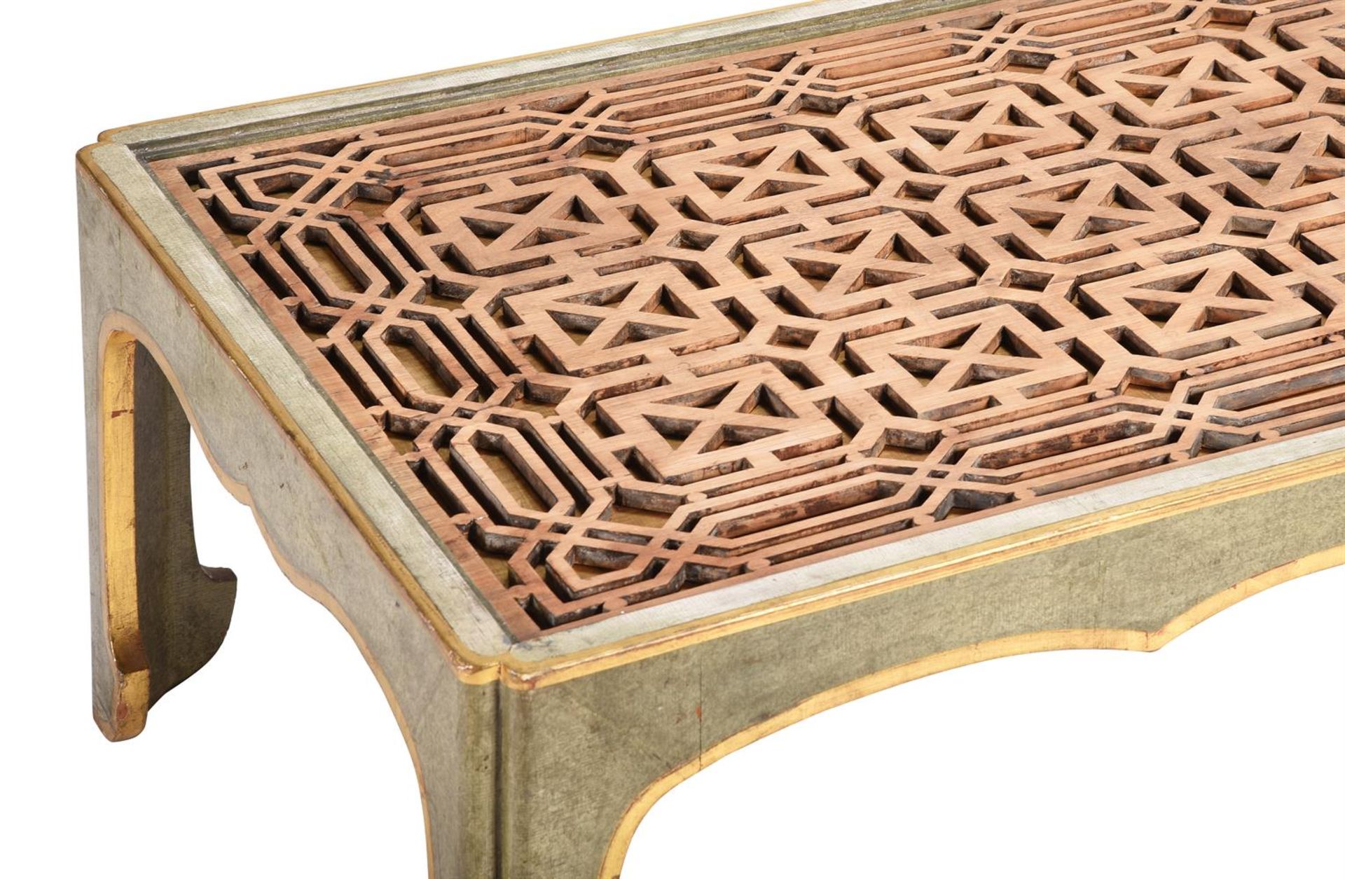 A PAINTED AND PARCEL GILT LOW TABLE, 20TH CENTURY - Bild 3 aus 4