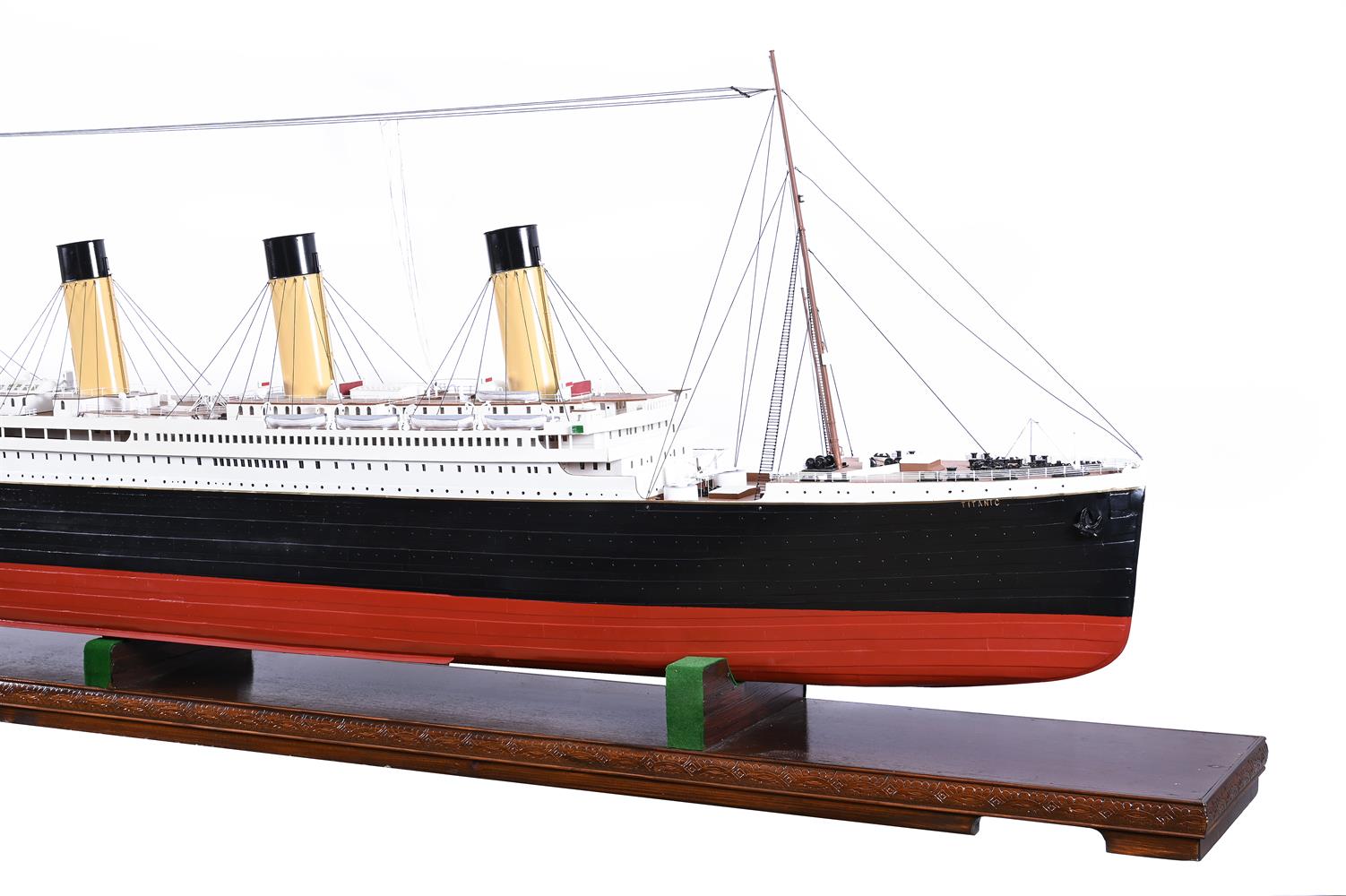 A LARGE SCALE MODEL OF THE WHITE STAR LINE RMS TITANIC, 20TH CENTURY - Image 3 of 3