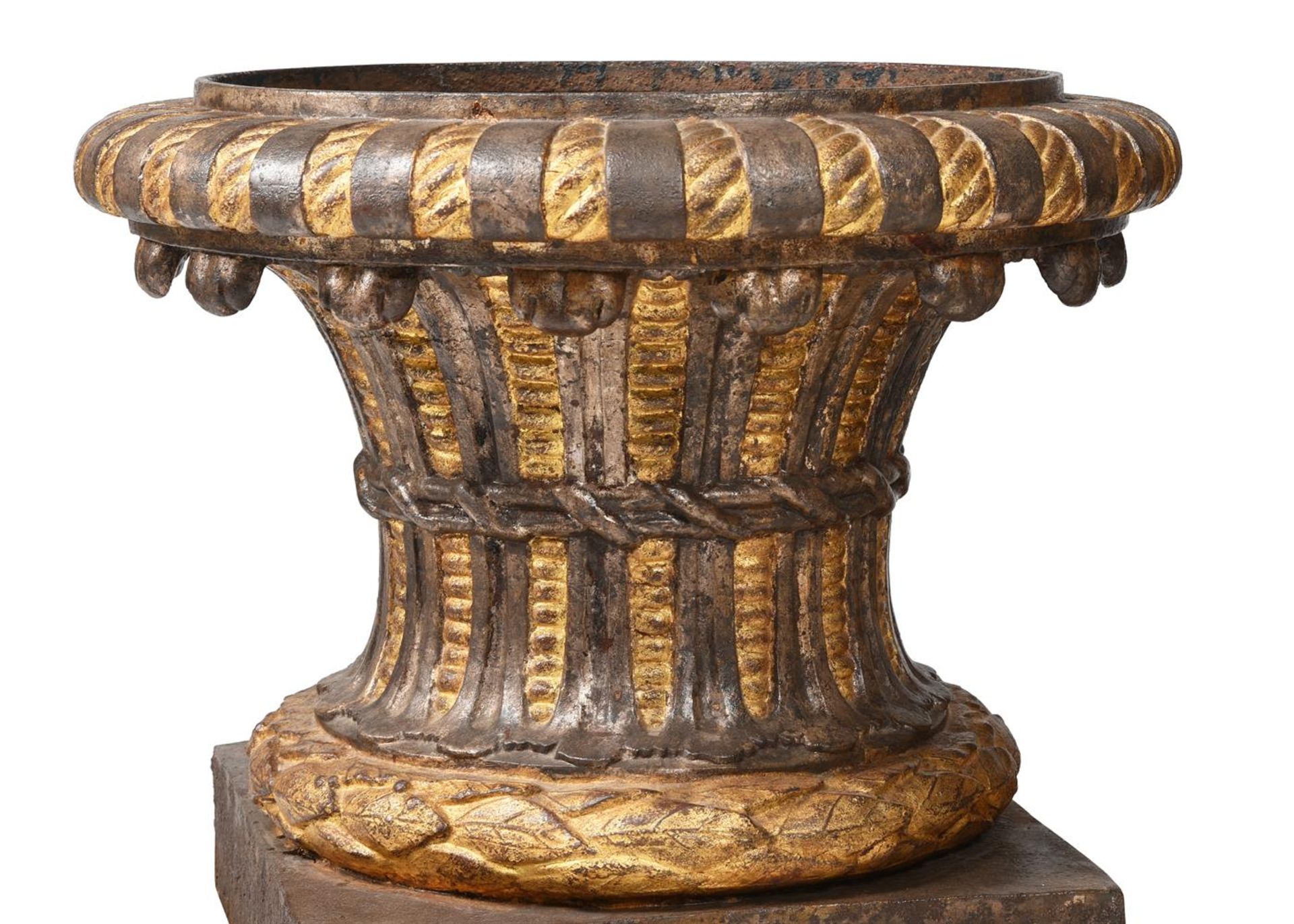 A PAIR OF CAST IRON AND PARCEL GILT GARDEN URNS, BY THE VAL D'OSNE FOUNDRY, SECOND HALF 19TH CENTURY - Bild 3 aus 3