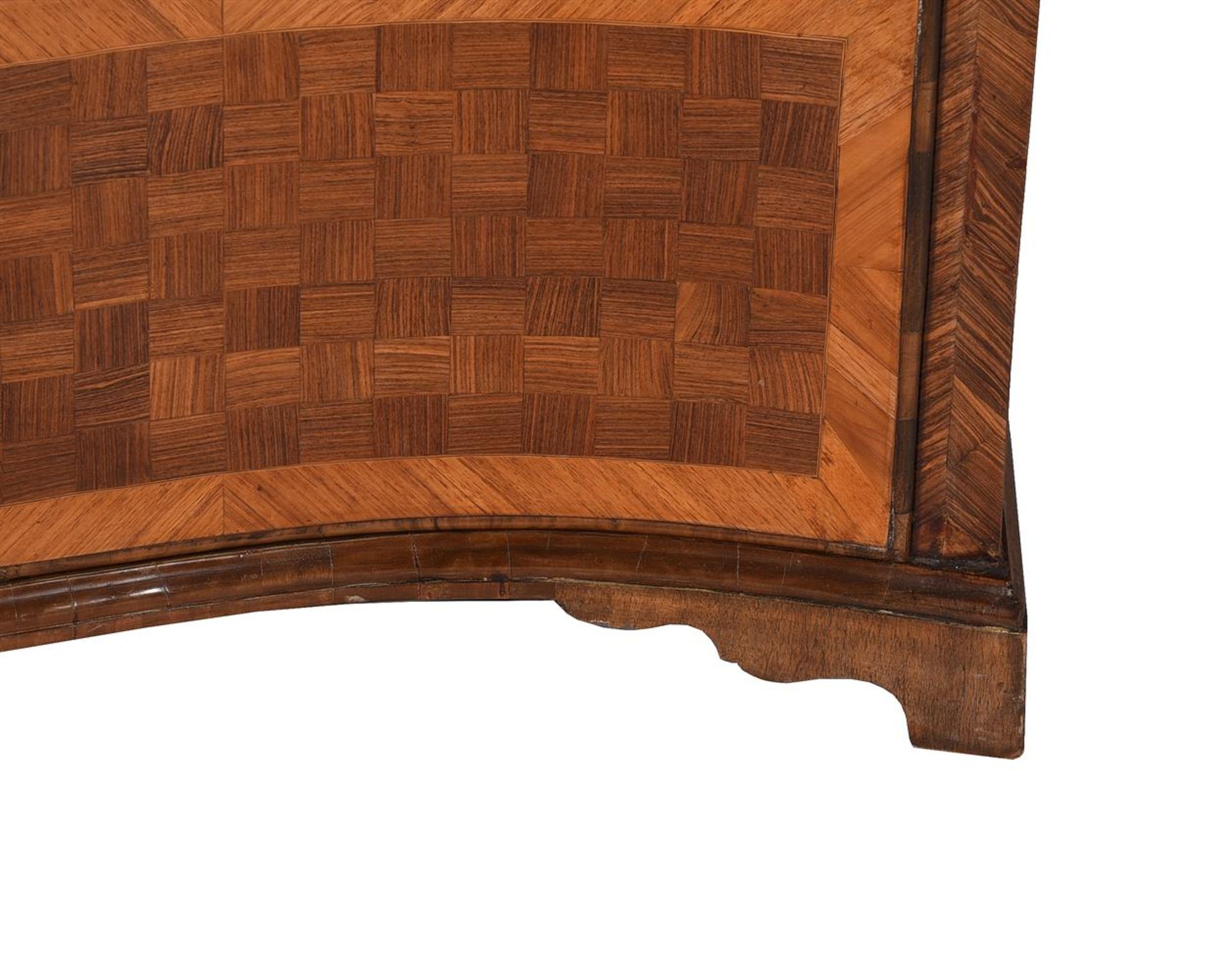 Y A CONTINTENTAL KINGWOOD PARQUETRY AND TULIPWOOD CROSSBANDED SERPENTINE COMMODE - Bild 3 aus 6