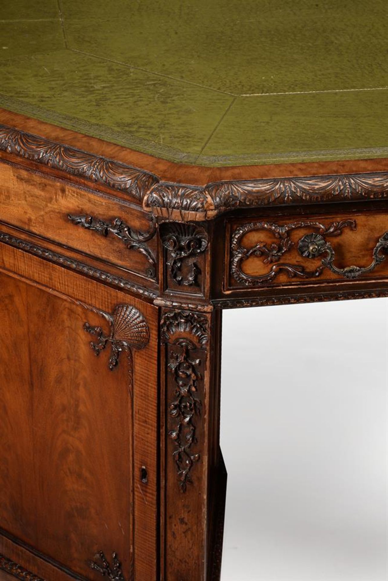 A MAHOGANY OCTAGONAL PARTNER'S DESK, IN THE MANNER OF THOMAS CHIPPENDALE, CIRCA 1900 - Bild 7 aus 8