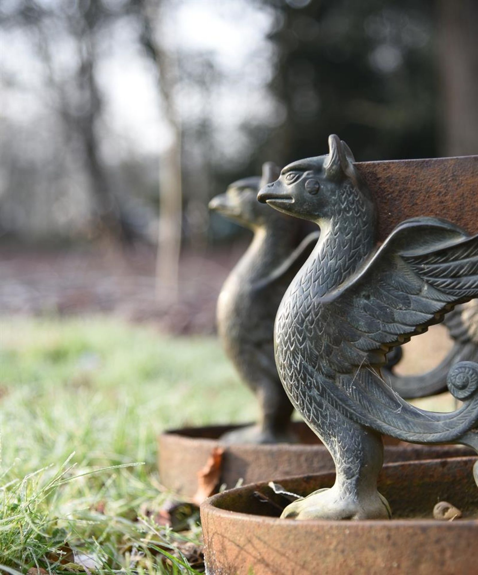 A PAIR OF BRONZE AND CAST IRON GRIFFIN BOOT SCRAPERS, 19TH CENTURY - Bild 4 aus 5