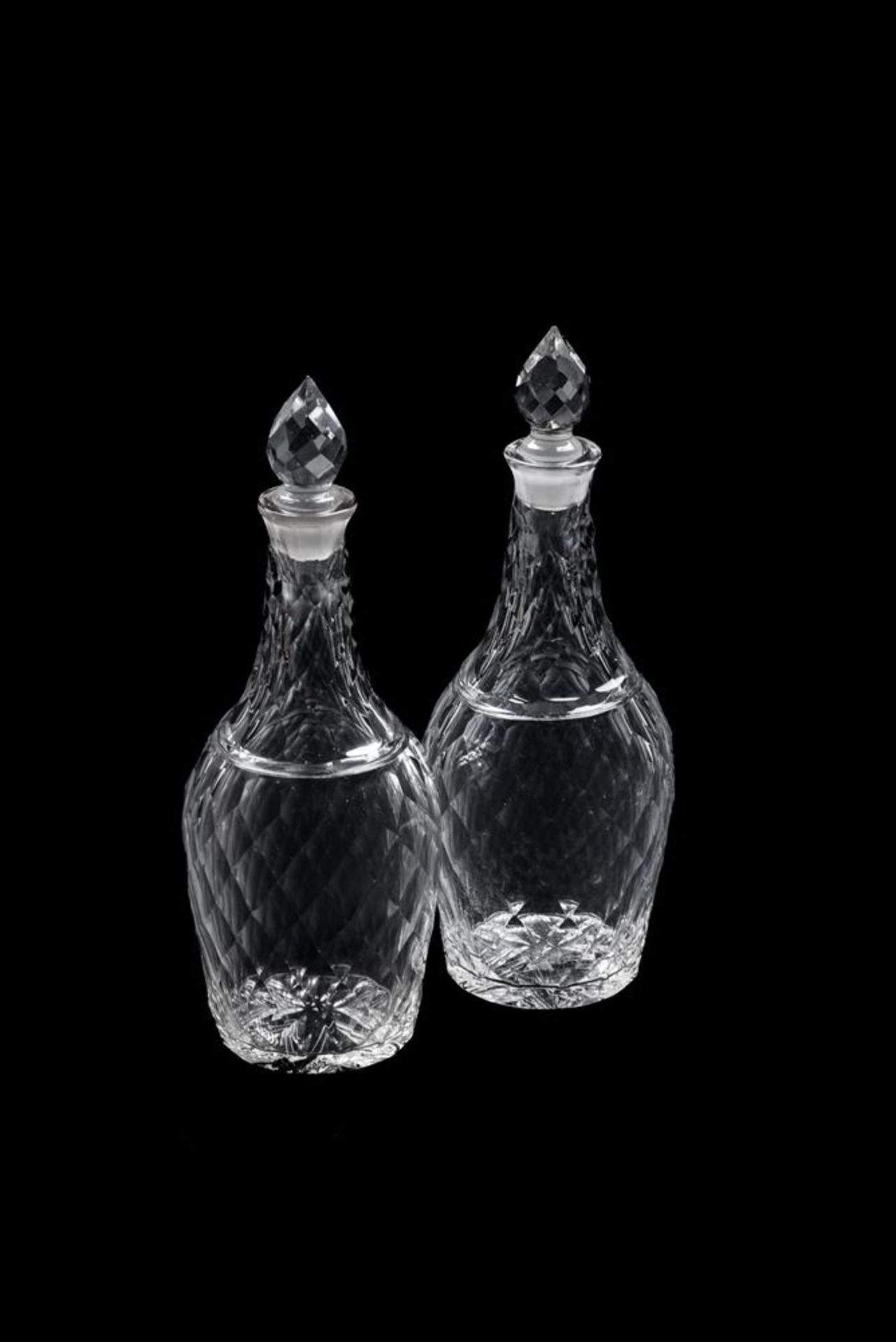 A PAIR OF CUT GLASS DECANTERS AND STOPPERS, LATE 18TH CENTURY - Bild 2 aus 5
