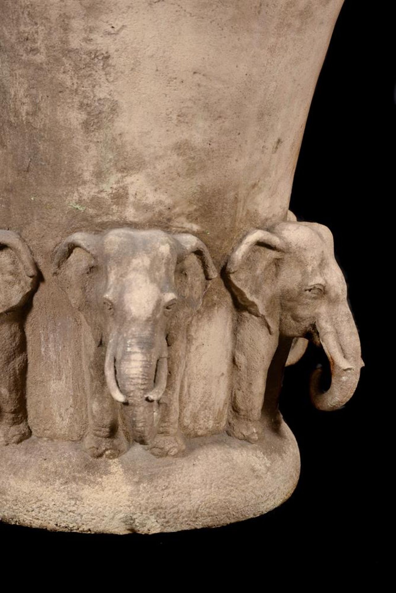 A PAIR OF COMPOSITION STONE URNS WITH ELEPHANT TERMINALS, PROBABLY 20TH CENTURY - Bild 3 aus 3