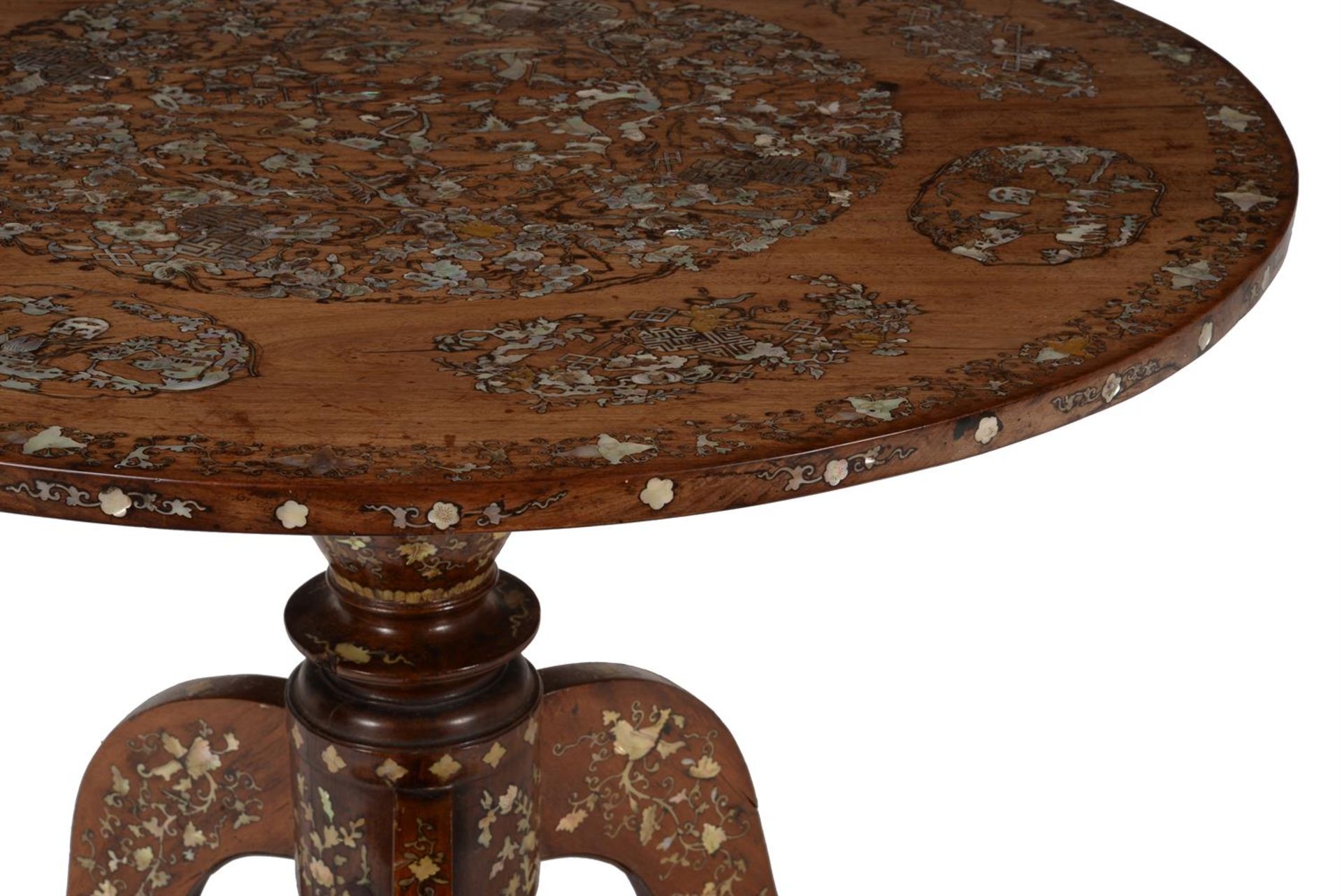 Y A CHINESE EXPORT EXOTIC HARDWOOD AND MOTHER-OF-PEARL TRIPOD TABLE, 19TH CENTURY - Bild 2 aus 15