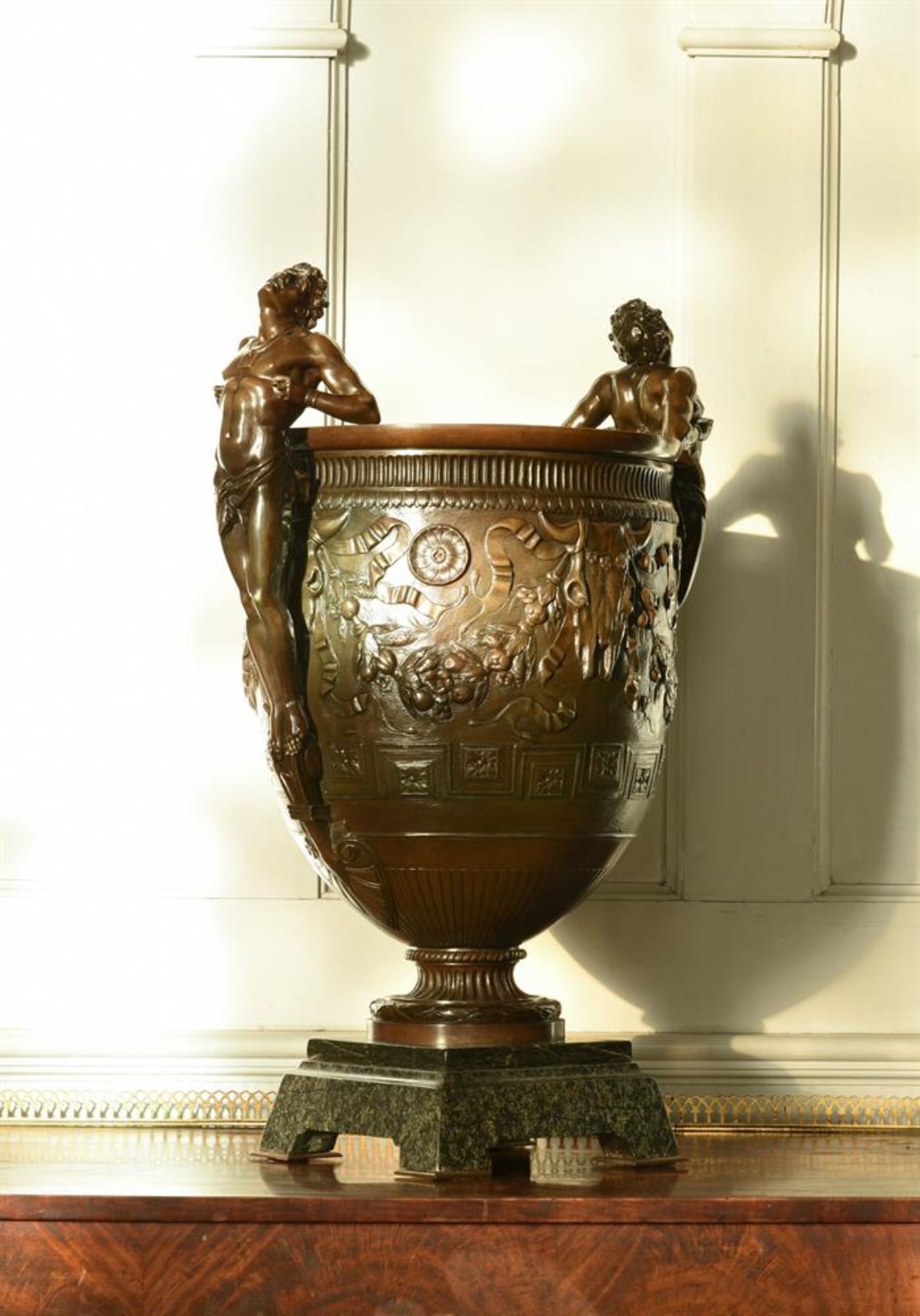 A LARGE BRONZE NEOCLASSICAL URN, THE 'VASE ECLAVES', LATE 19TH CENTURY - Bild 7 aus 9