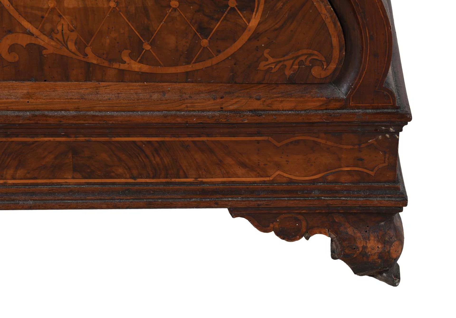 Y A CONTINENTAL WALNUT AND MARQUETRY COMMODE, SECOND HALF 19TH CENTURY - Image 2 of 6