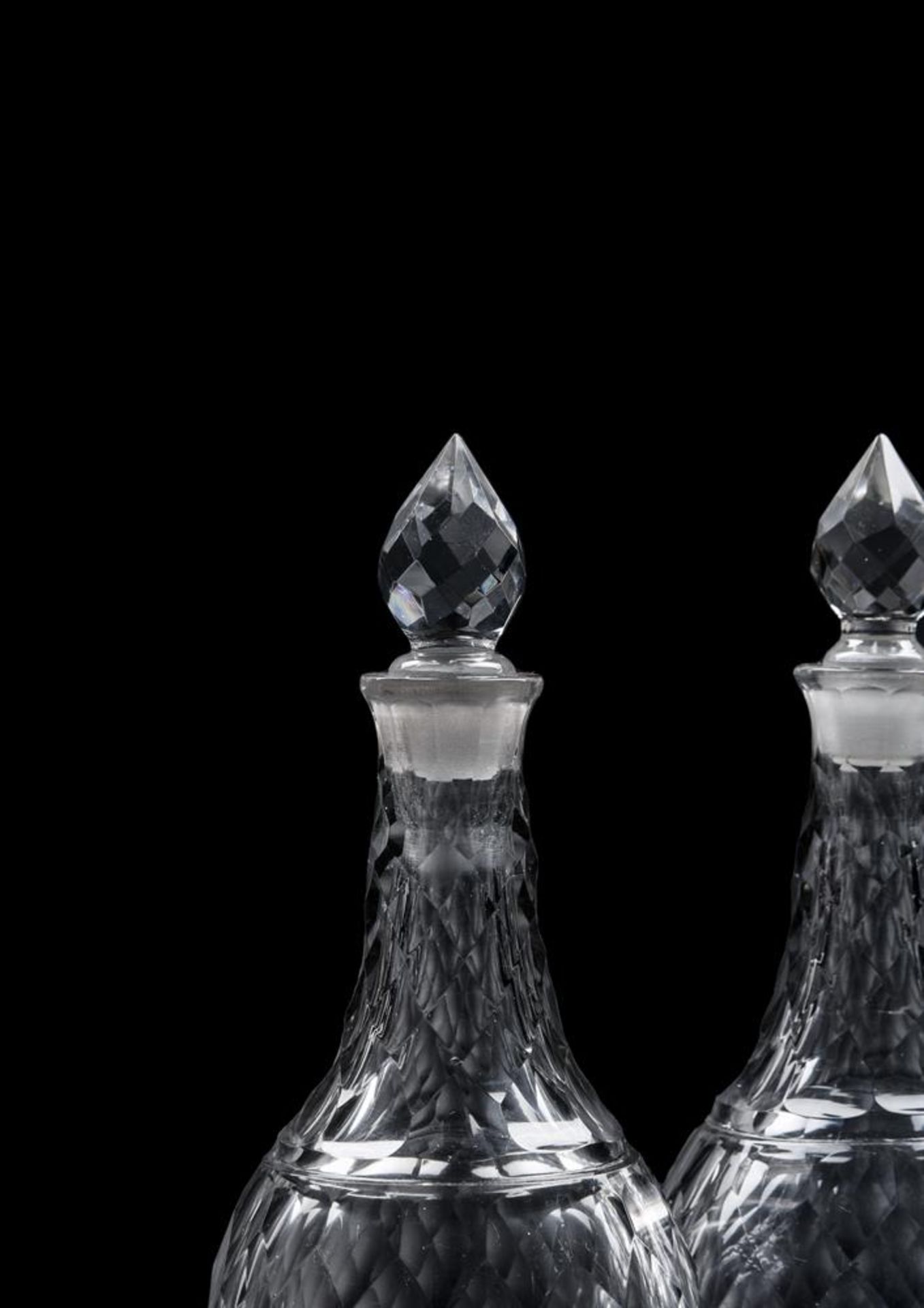 A PAIR OF CUT GLASS DECANTERS AND STOPPERS, LATE 18TH CENTURY - Bild 3 aus 5