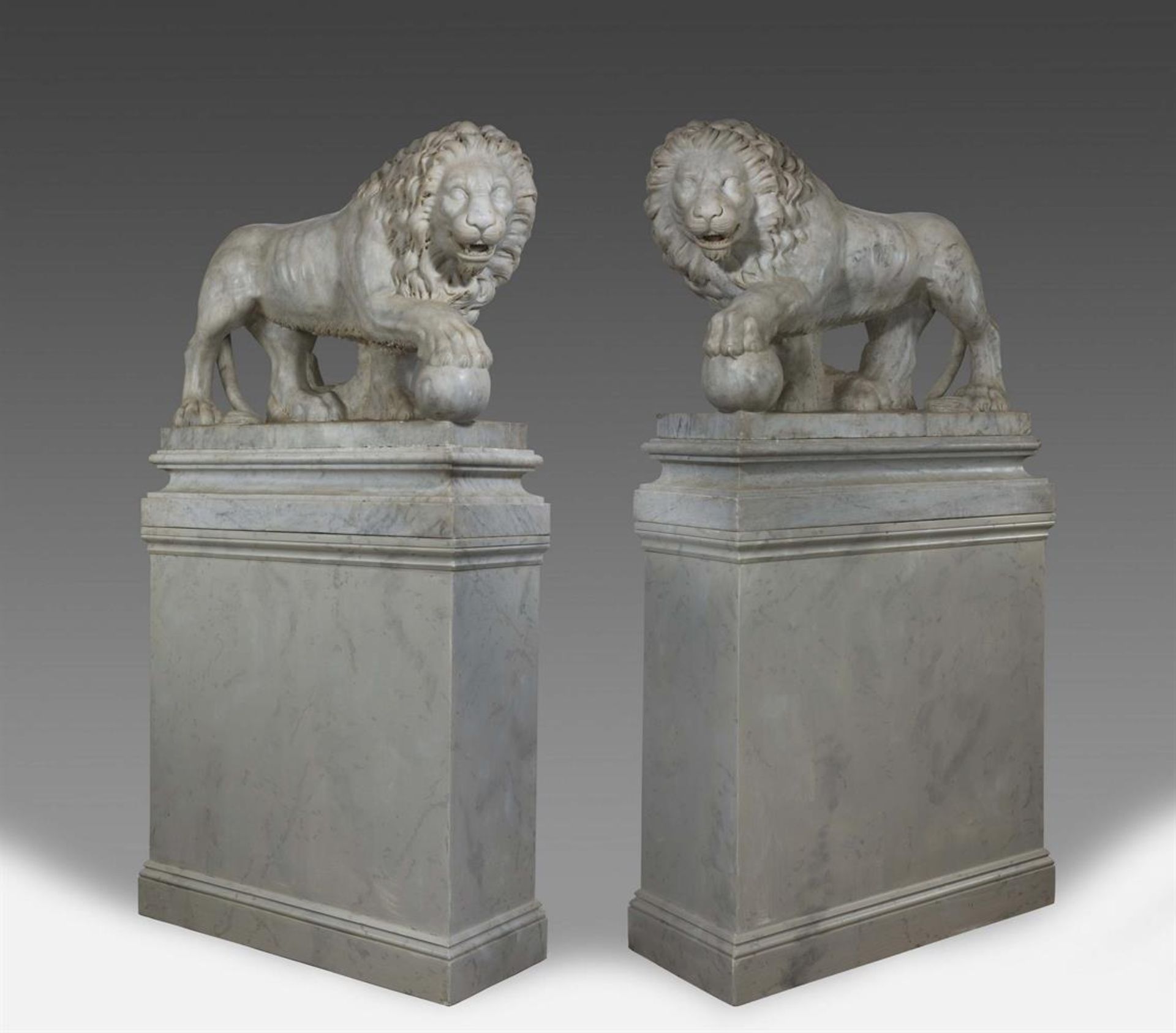 A LARGE PAIR OF CARVED MARBLE 'MEDICI LIONS', IN THE 'GRAND TOUR' MANNER, 20TH CENTURY - Bild 4 aus 10