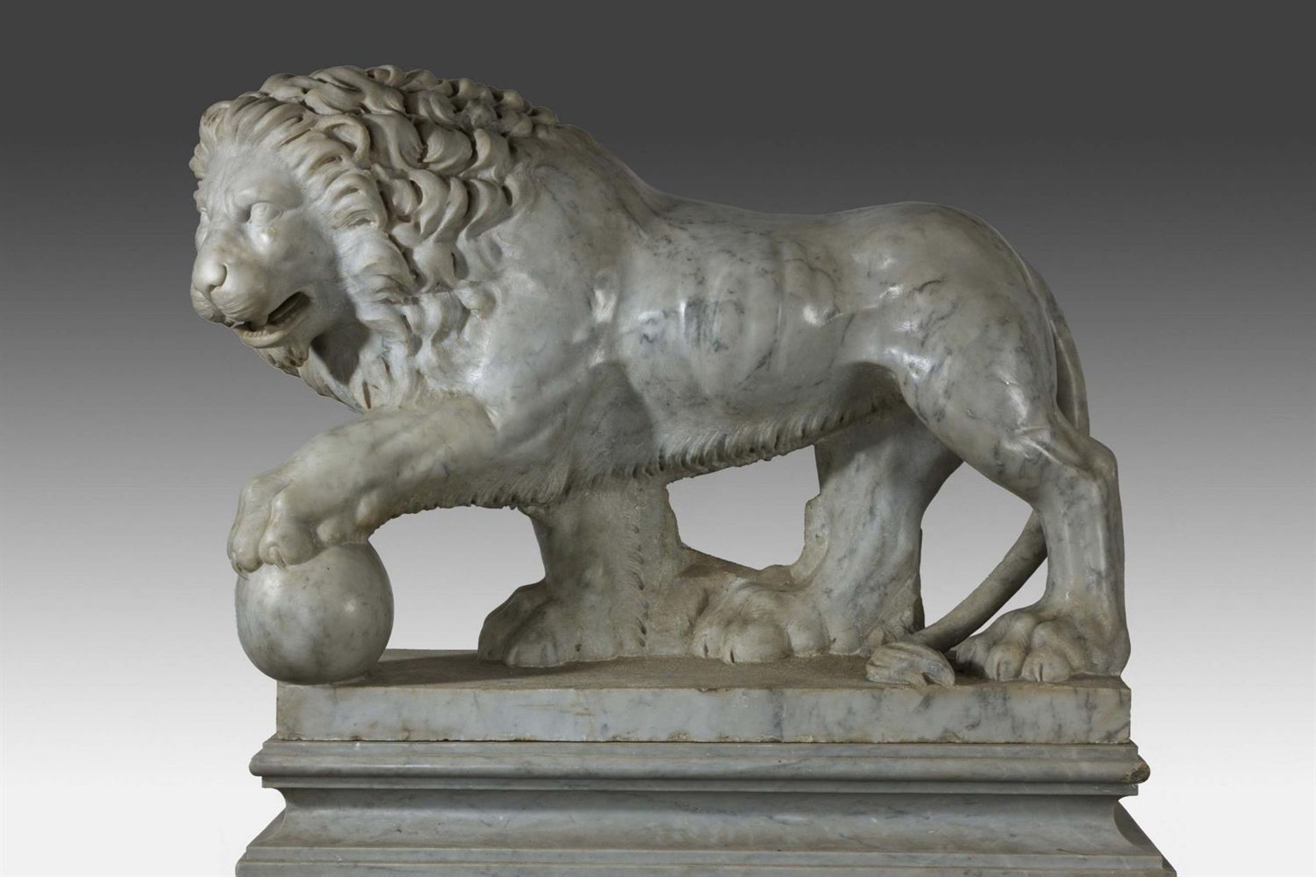 A LARGE PAIR OF CARVED MARBLE 'MEDICI LIONS', IN THE 'GRAND TOUR' MANNER, 20TH CENTURY - Image 10 of 10