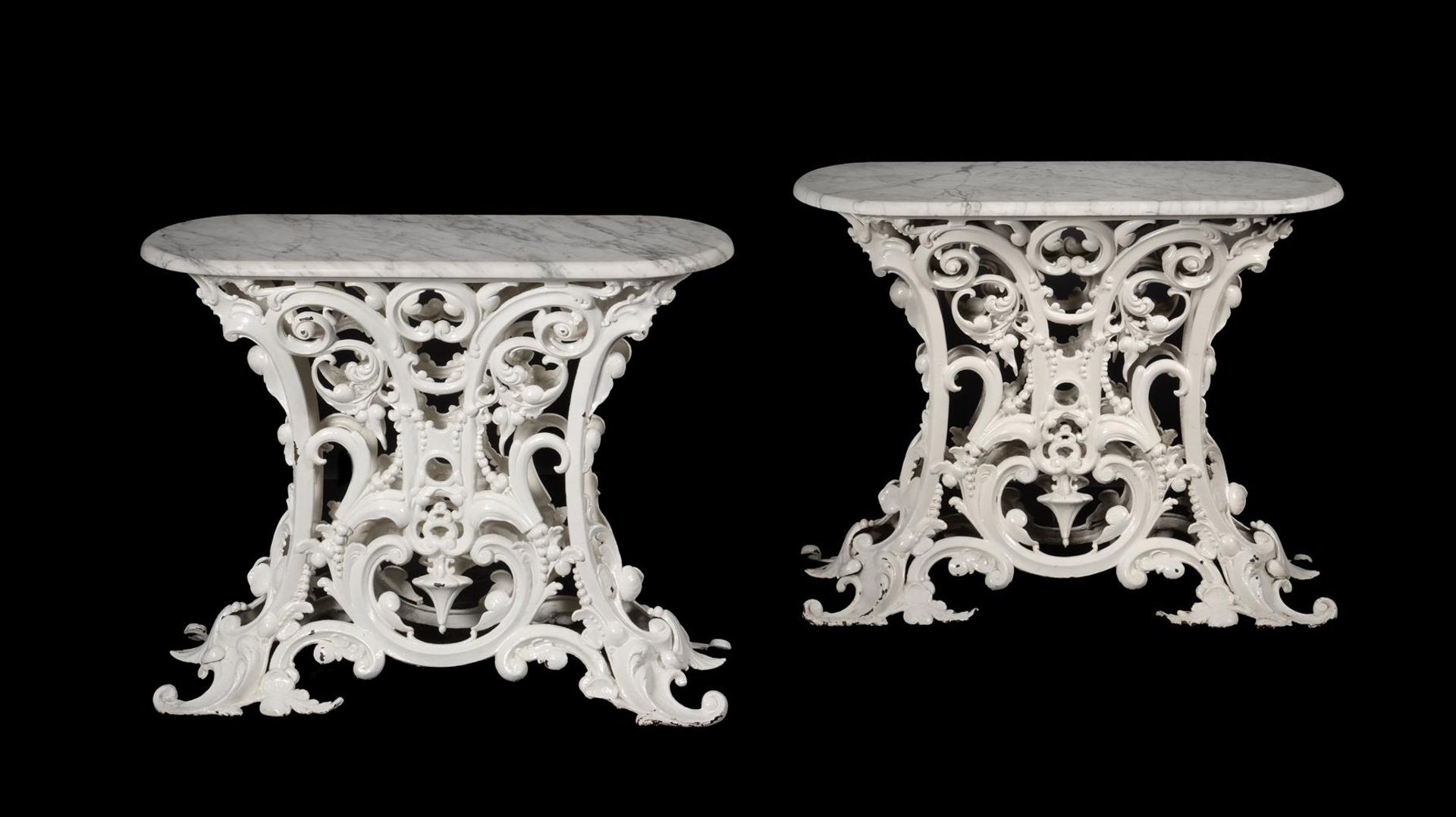 A PAIR OF WHITE PAINTED WROUGHT IRON TABLES IN THE MANNER OF YATES OF ROTHERHAM - Bild 2 aus 7