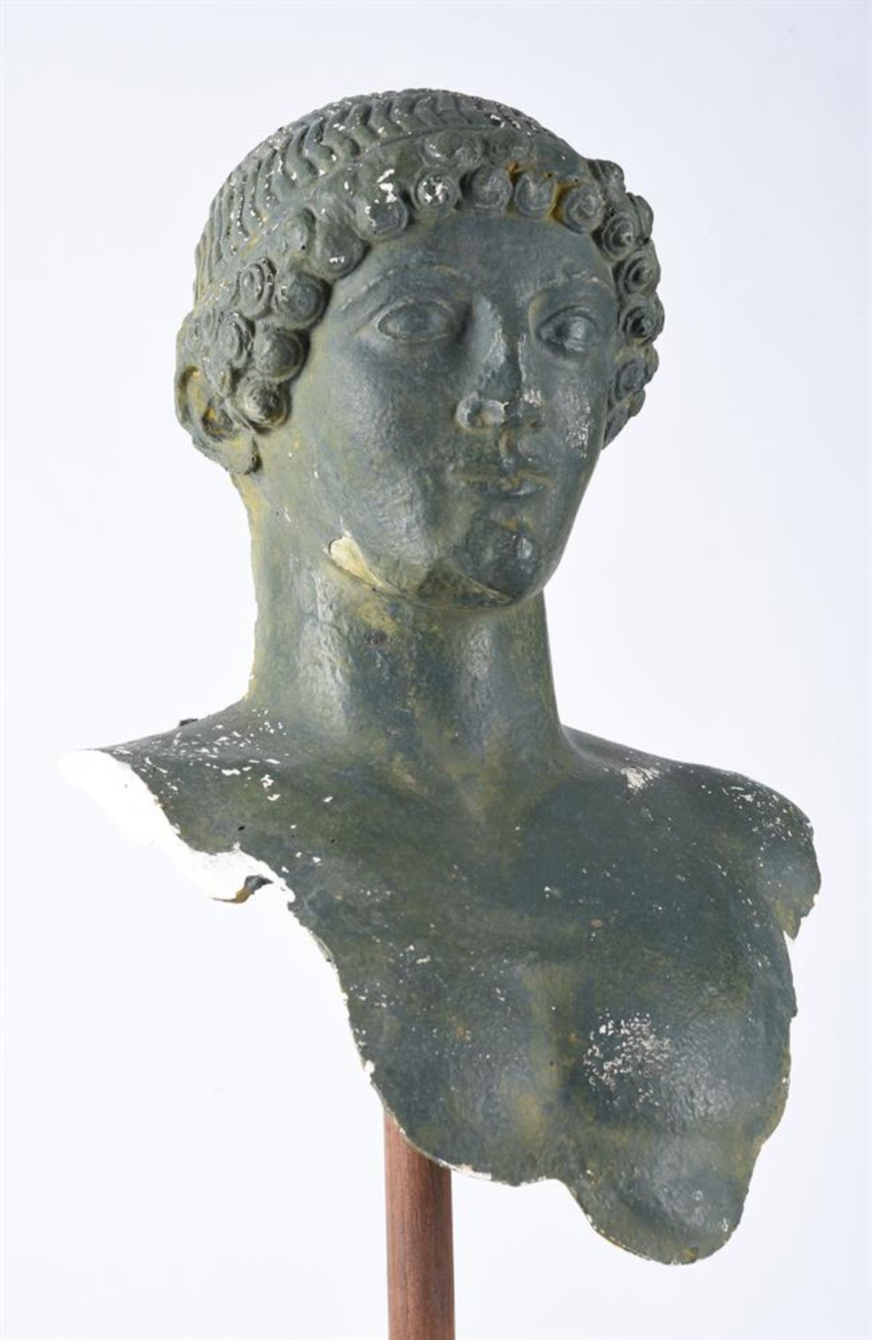 A PATINATED PLASTER BUST AFTER THE CHARIOTEER OF DELPHI, 19TH/20TH CENTURY - Bild 2 aus 3