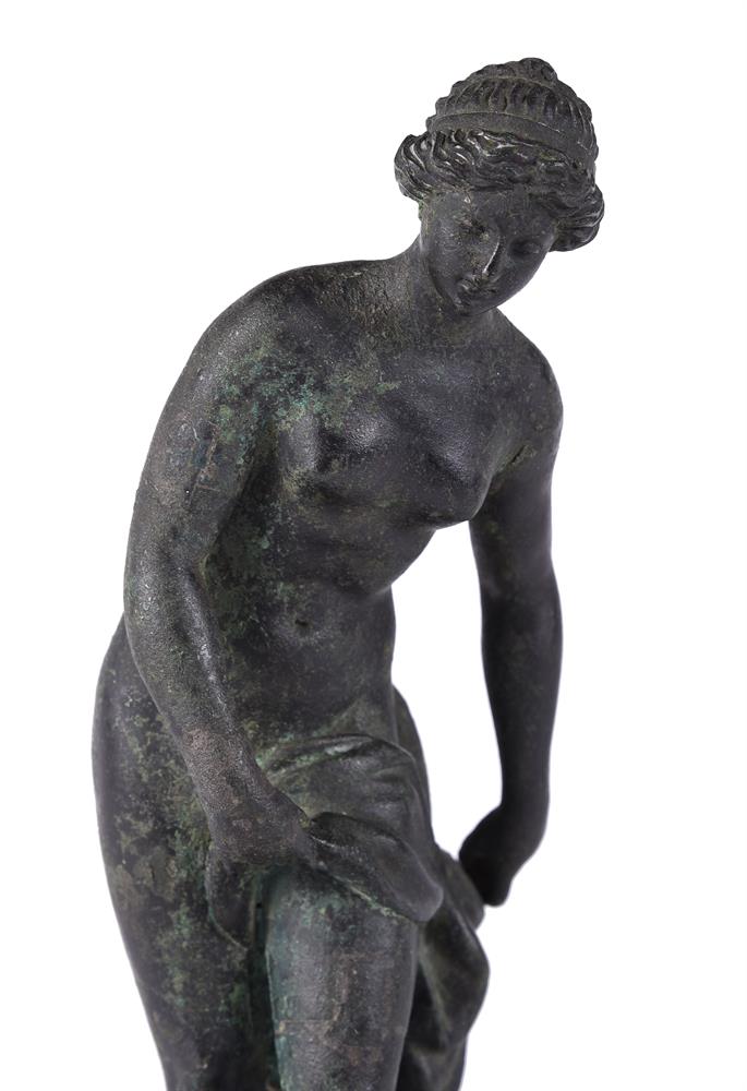 AFTER THE ANTIQUE, A BRONZE FIGURE OF THE BATHING VENUS, 19TH CENTURY, ITALIAN - Image 3 of 4