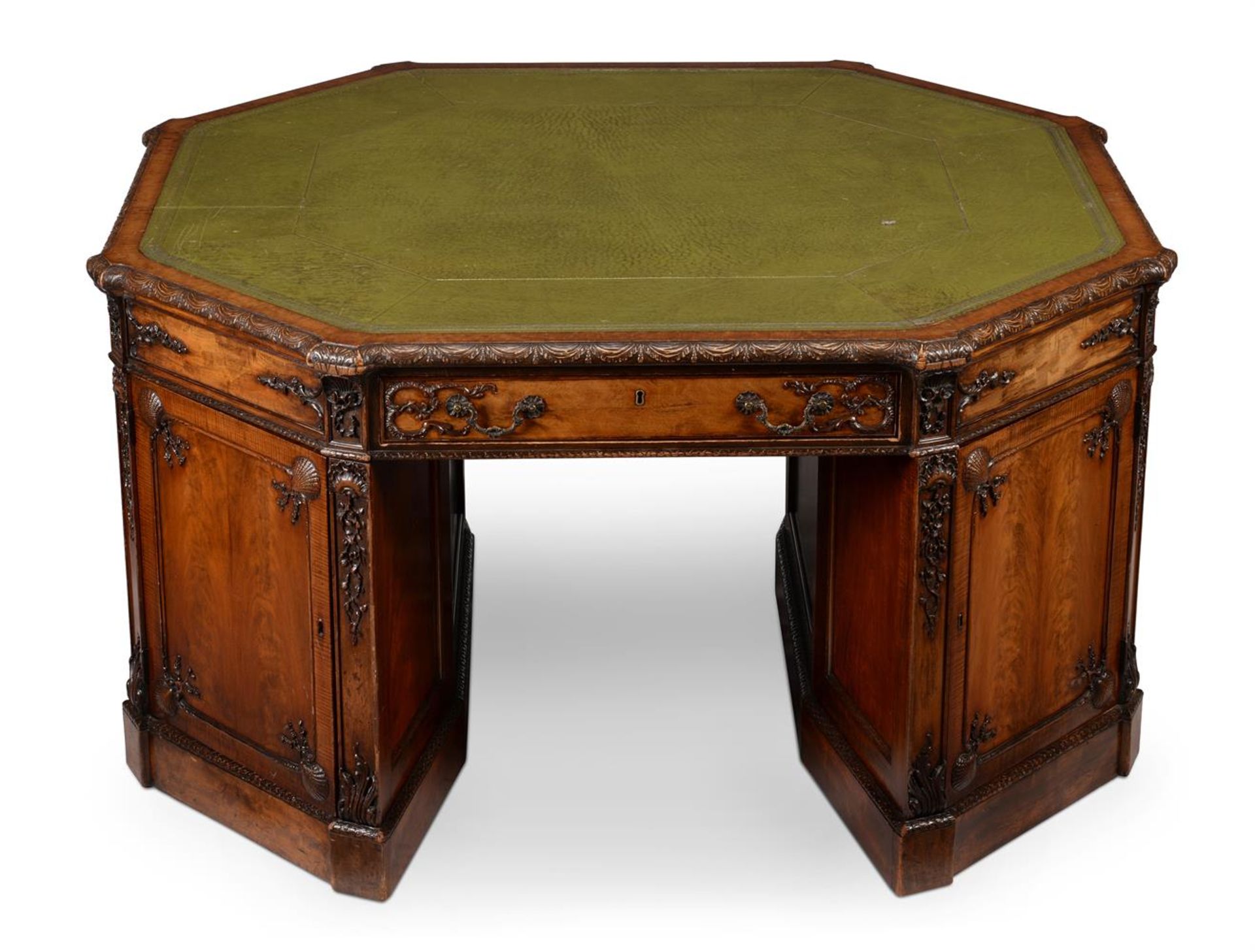 A MAHOGANY OCTAGONAL PARTNER'S DESK, IN THE MANNER OF THOMAS CHIPPENDALE, CIRCA 1900 - Bild 4 aus 8