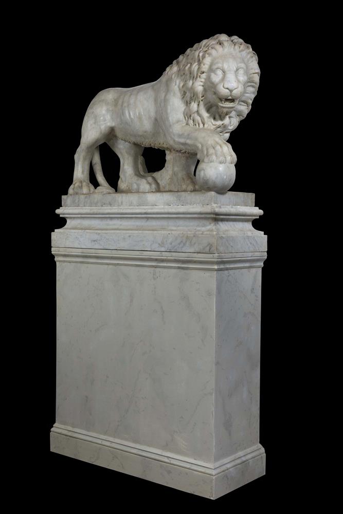 A LARGE PAIR OF CARVED MARBLE 'MEDICI LIONS', IN THE 'GRAND TOUR' MANNER, 20TH CENTURY - Image 2 of 10