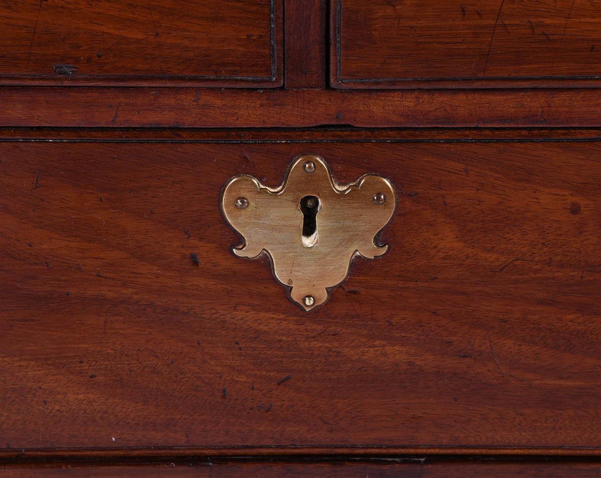 A GEORGE III MAHOGANY CHEST OF DRAWERS - Image 4 of 7