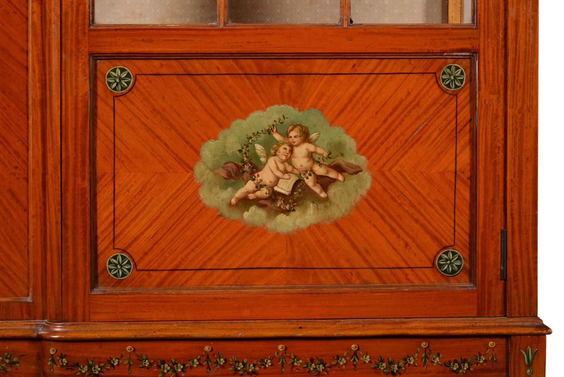 A SHERATON REVIVAL SATINWOOD AND POLYCHROME PAINTED DISPLAY CABINET - Image 4 of 5