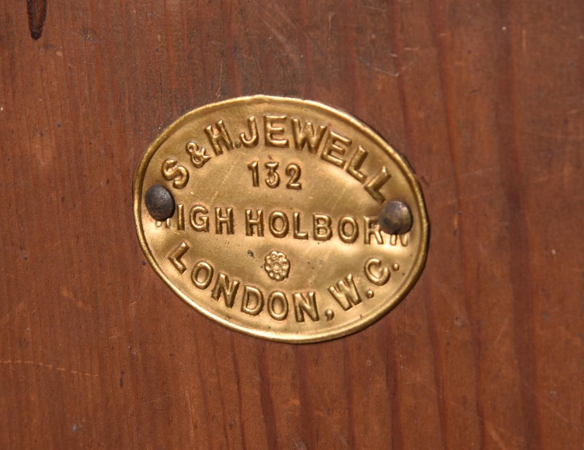 A CONTINENTAL WALNUT CUPBOARD - Image 5 of 6