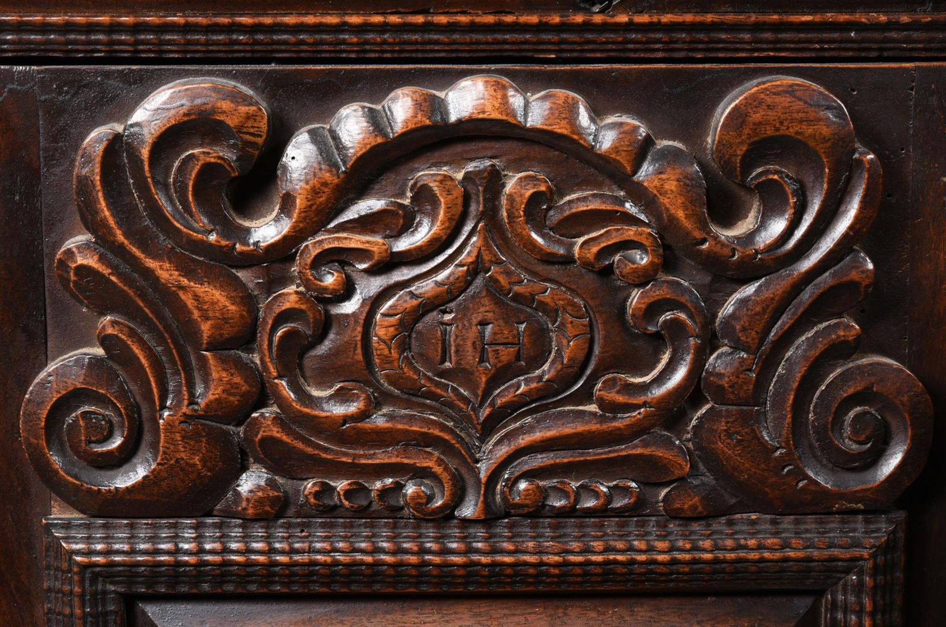 A CONTINENTAL WALNUT CUPBOARD - Image 2 of 6