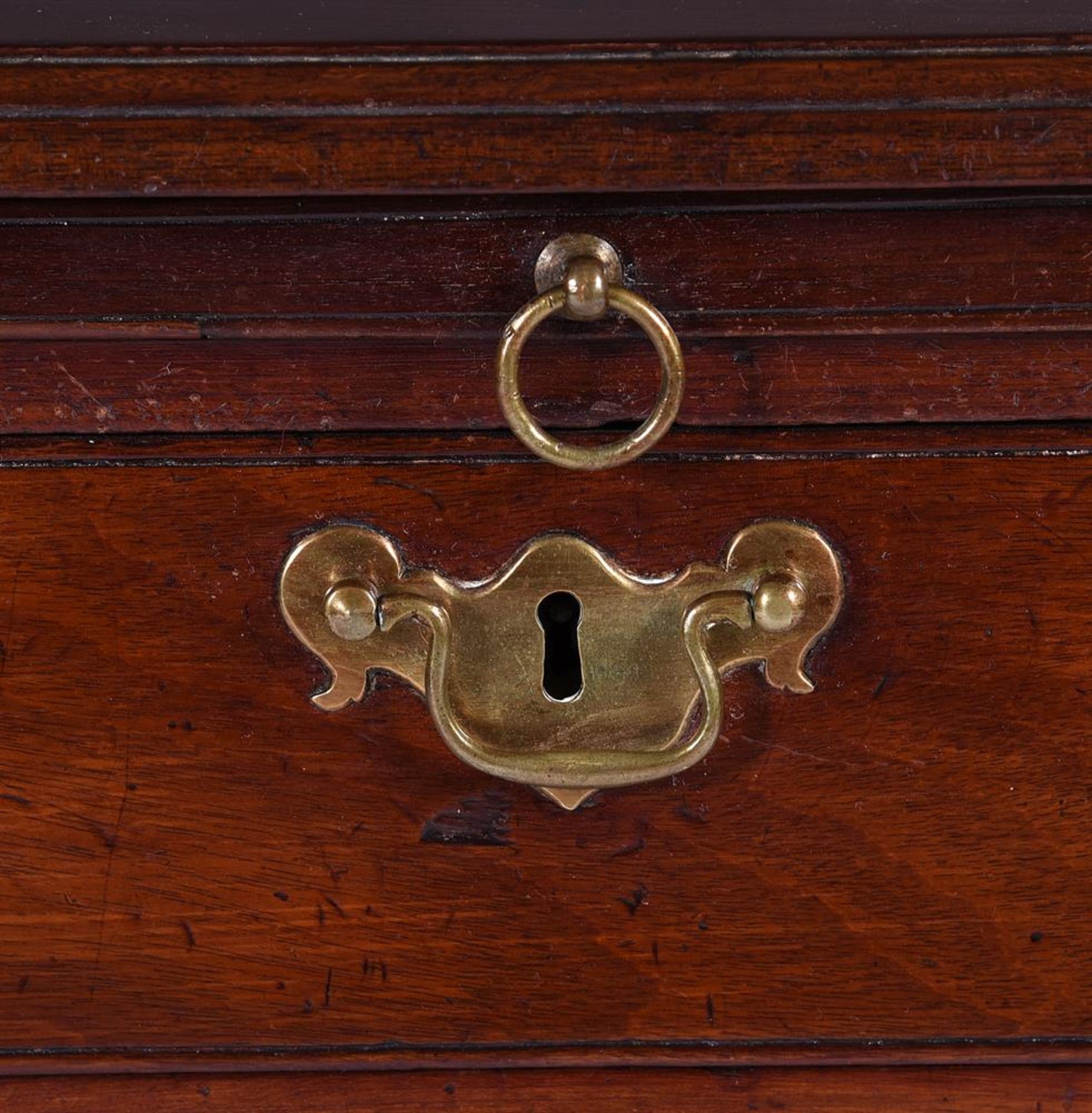 A GEORGE III MAHOGANY CHEST OF DRAWERS - Image 5 of 7