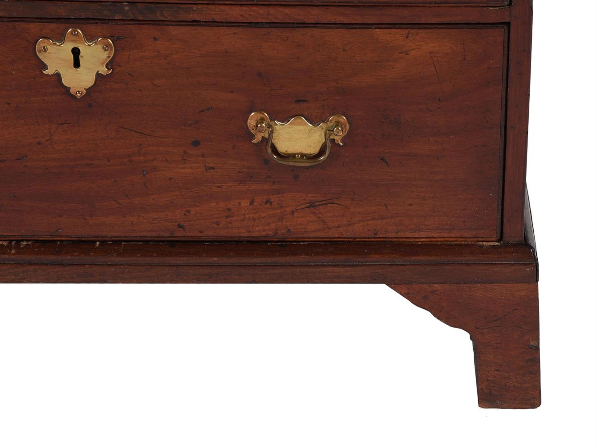 A GEORGE III MAHOGANY CHEST OF DRAWERS - Image 6 of 7