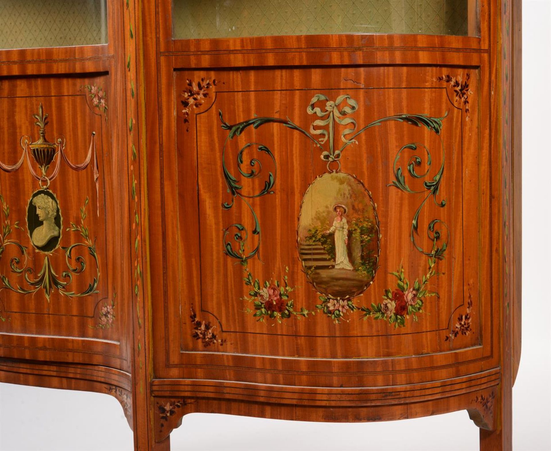 A SHERATON REVIVAL SATINWOOD AND POLYCHROME PAINTED DISPLAY CABINET - Image 4 of 5