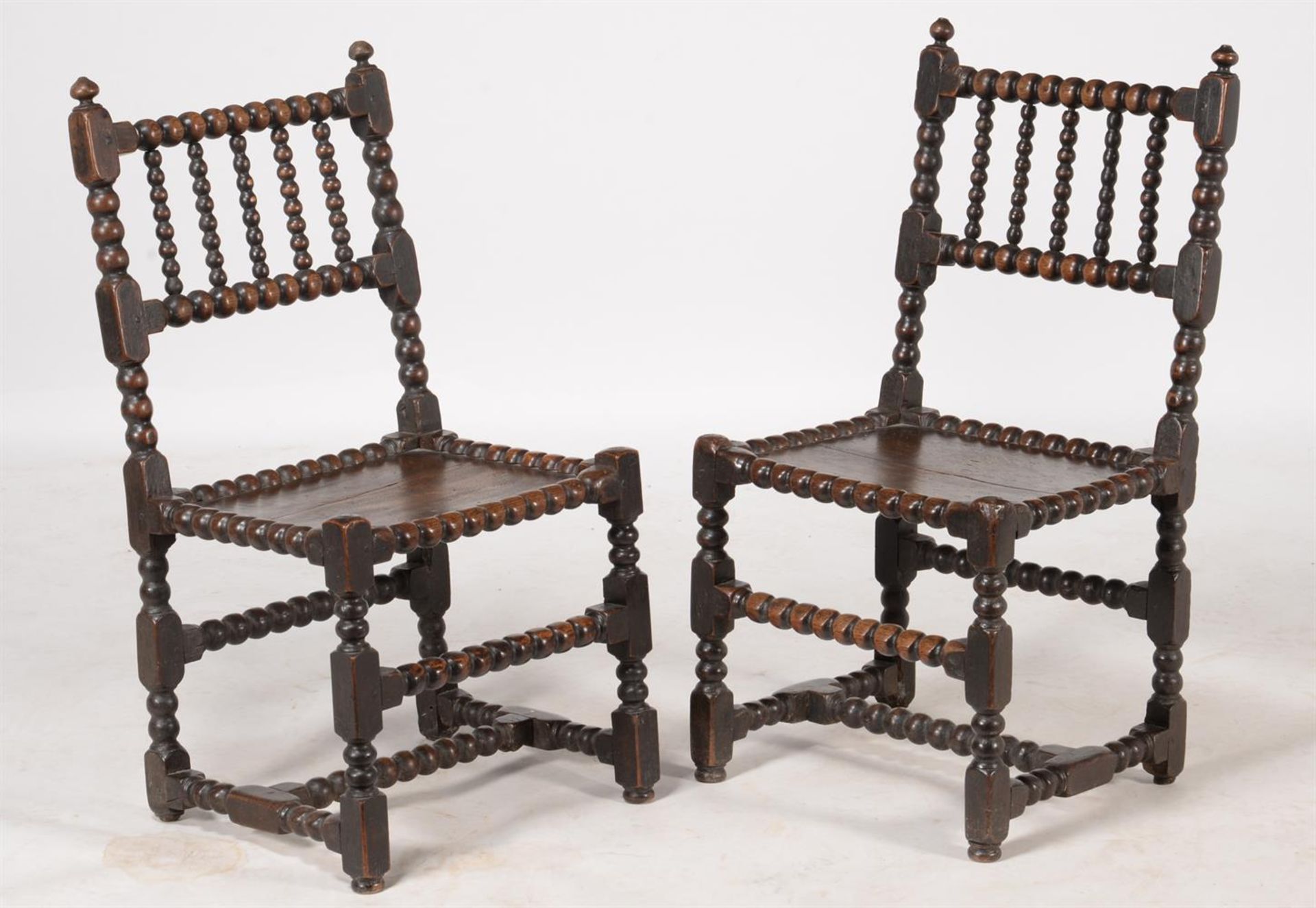A PAIR OF OAK SIDE CHAIRS - Image 2 of 3